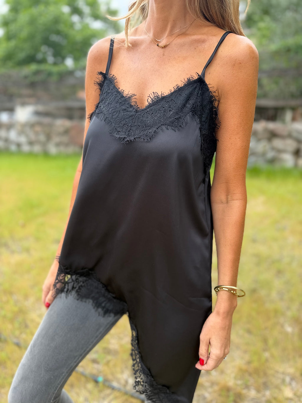 Blusa raso encaje irregular negra
