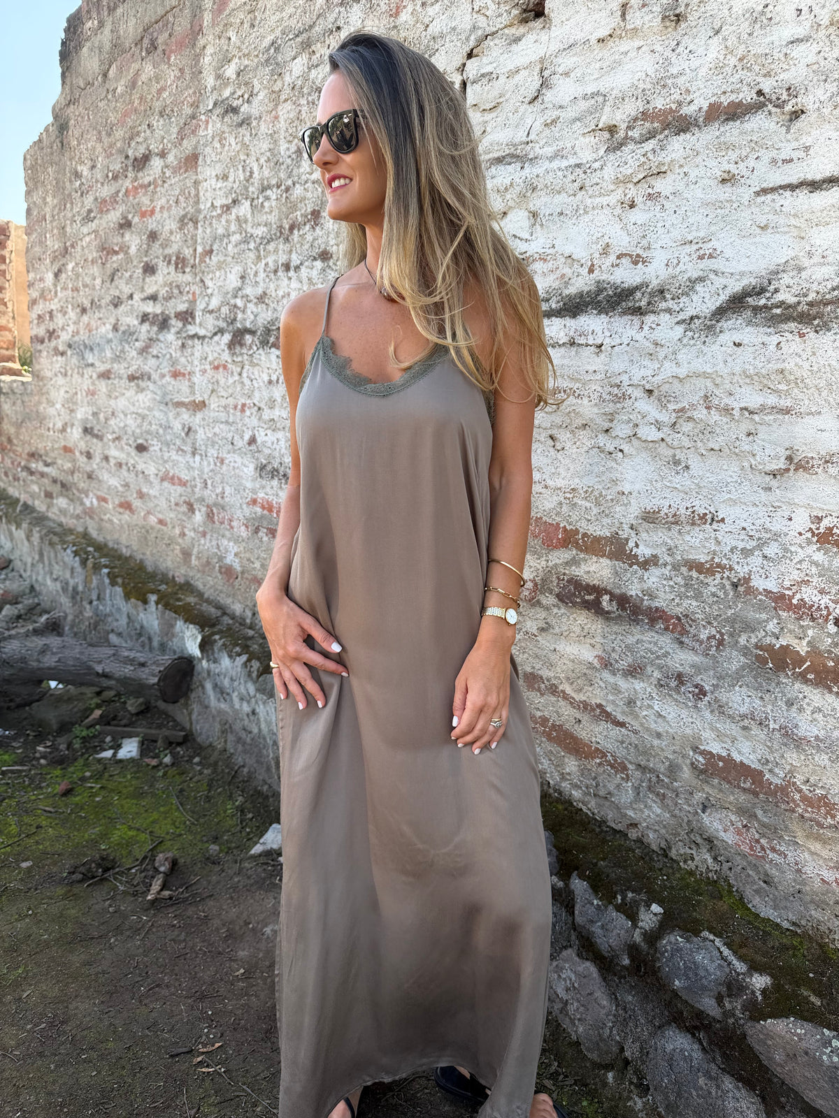 Vestido espalda encaje taupé