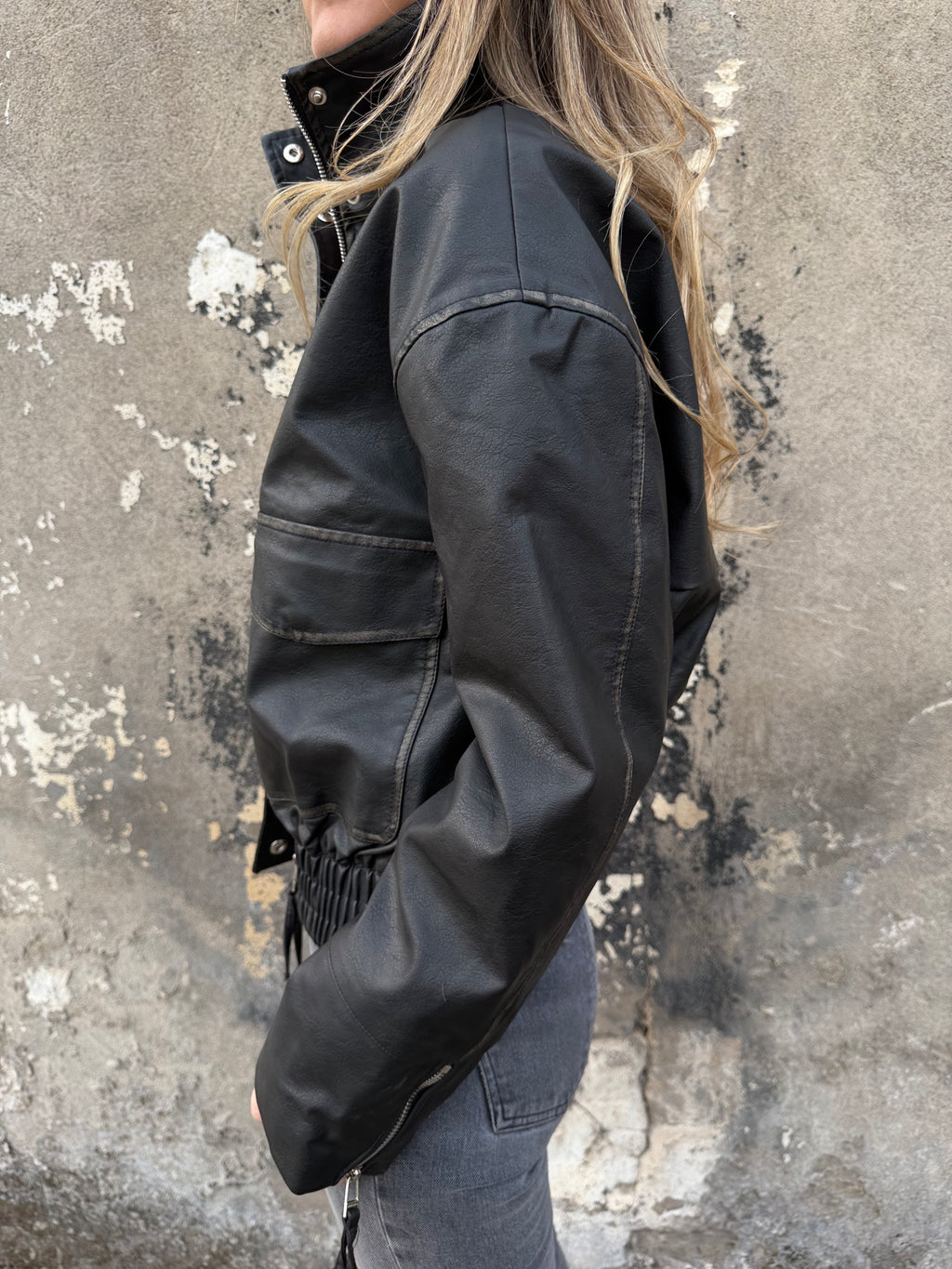 Chaqueta efecto cuero desgastado negra