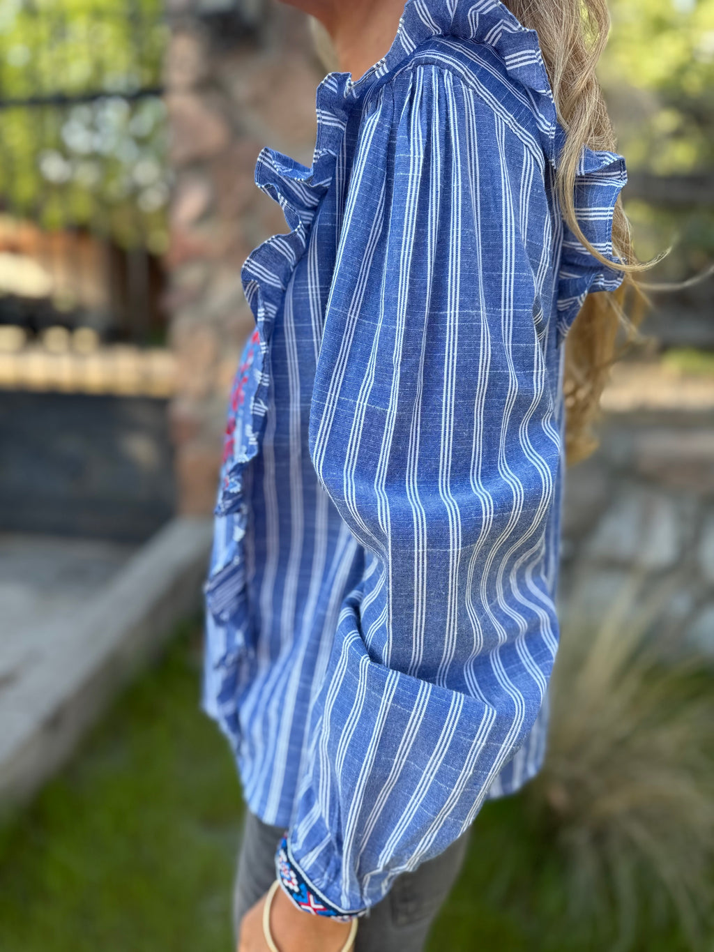 Blusa líneas vuelos y flores azul