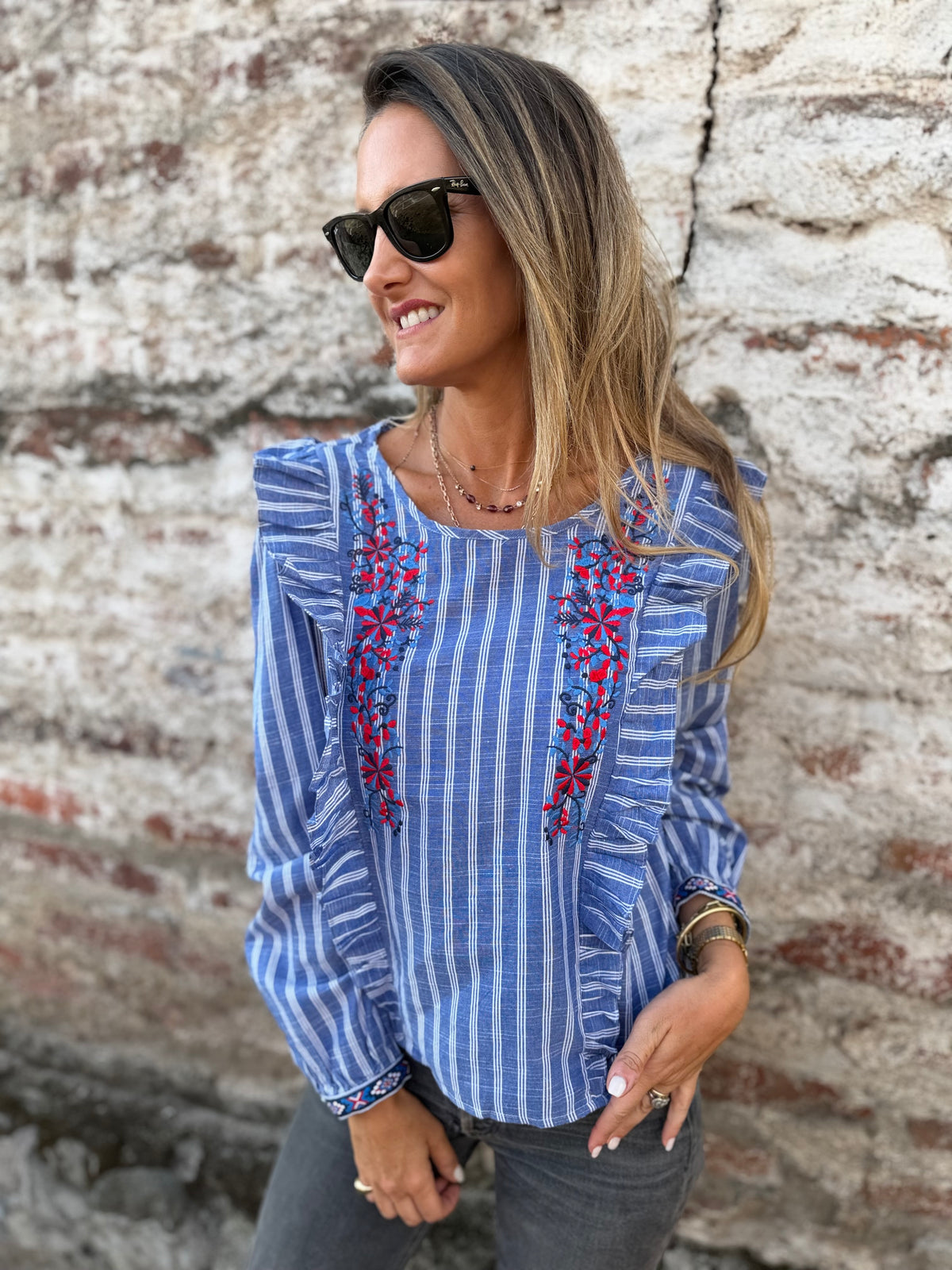 Blusa líneas vuelos y flores azul