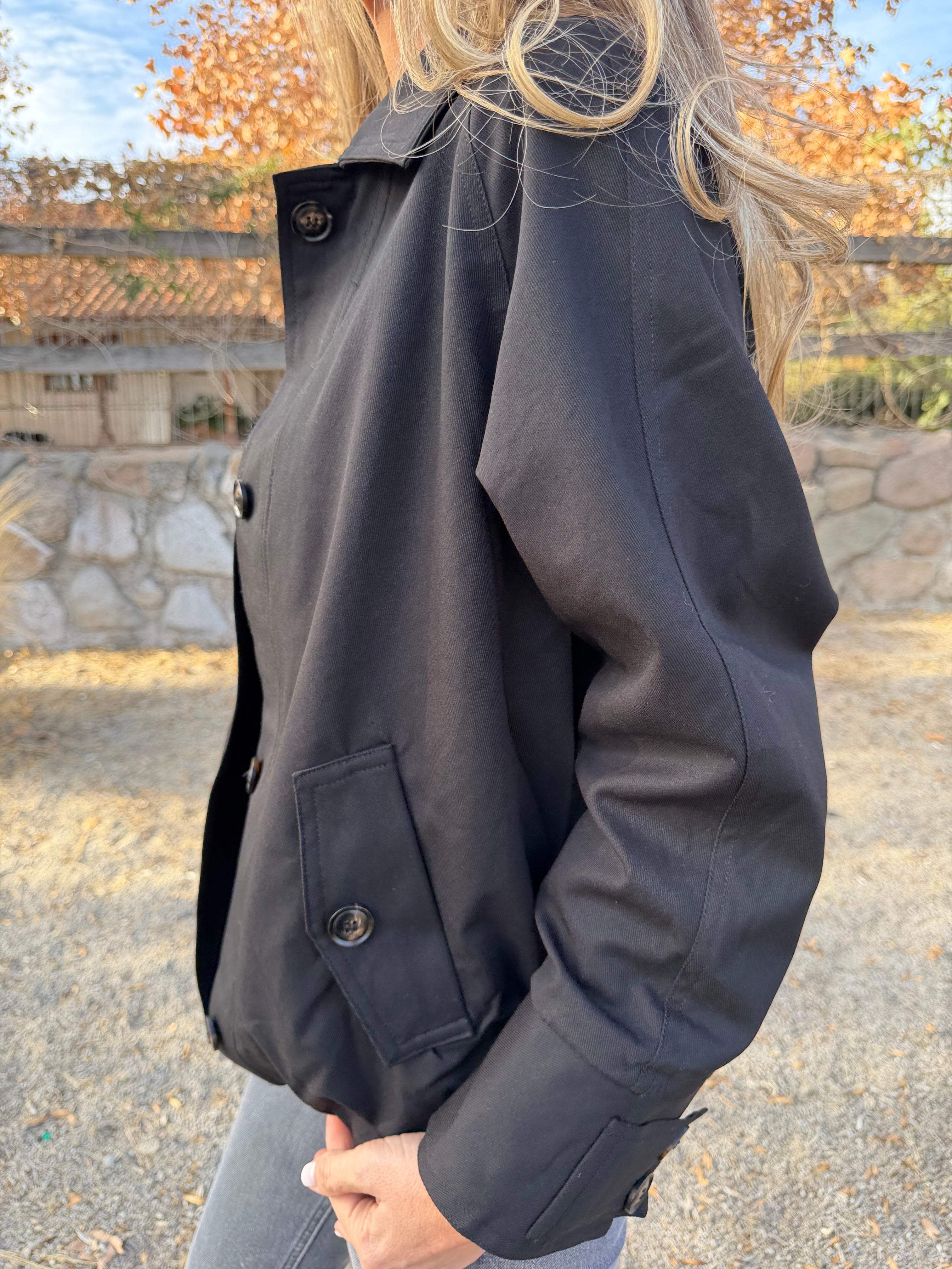 Chaqueta gabardina clásica negra