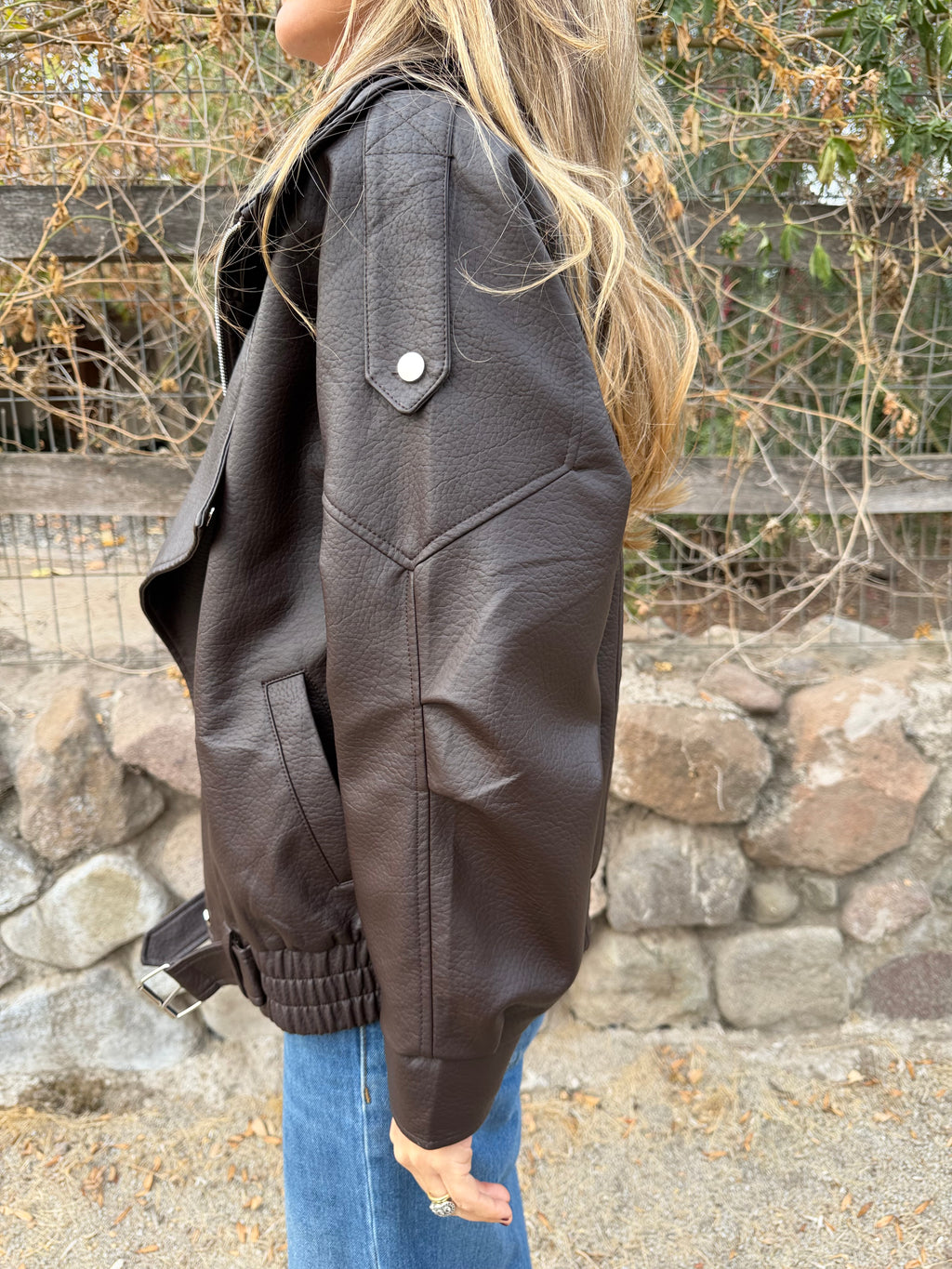 Aviadora efecto cuero funnel neck chocolate