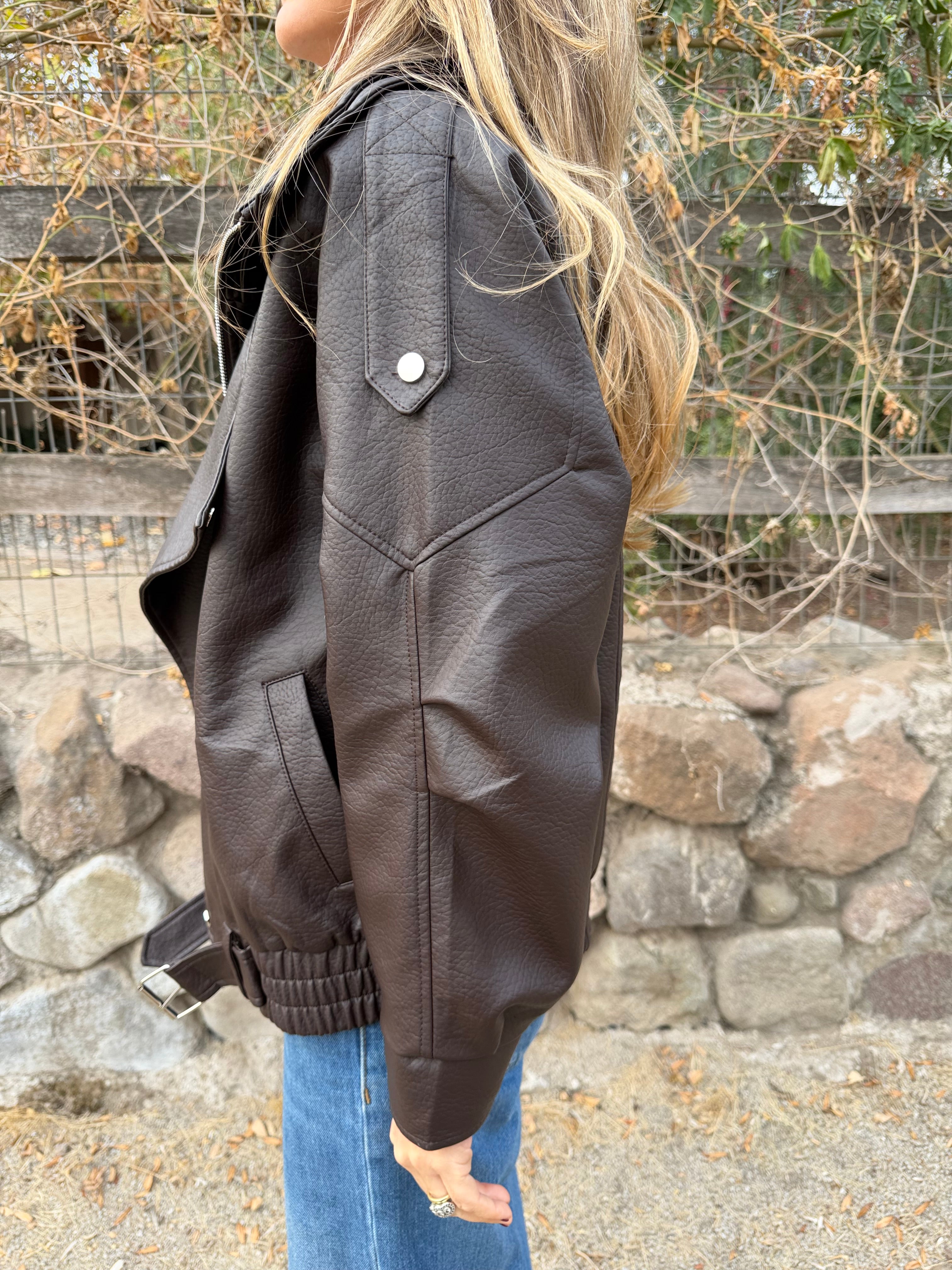 Aviadora efecto cuero funnel neck chocolate