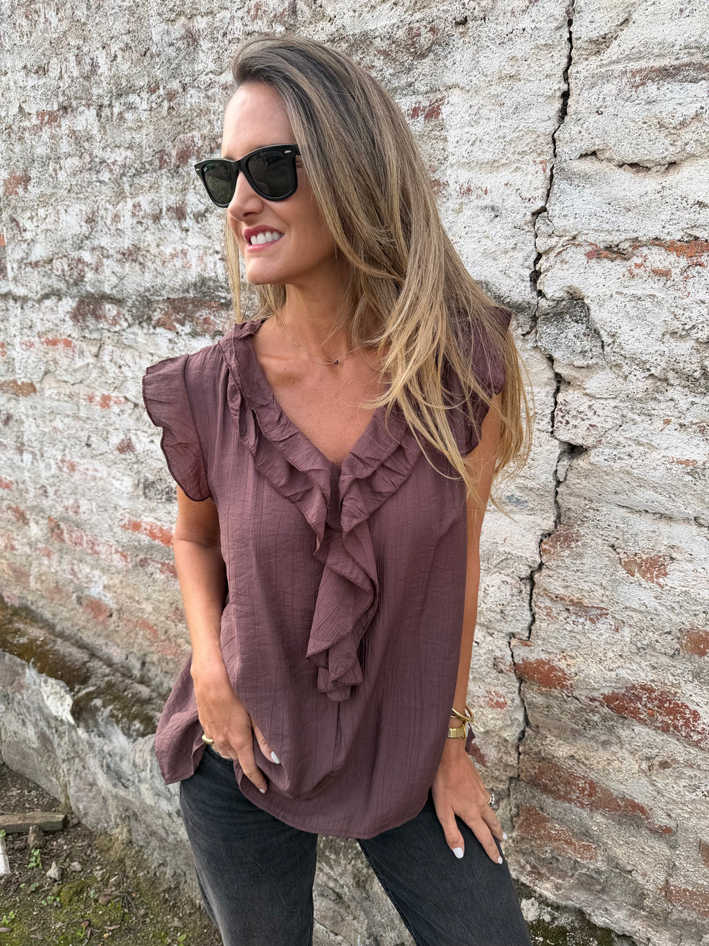 Blusa vuelitos escote central café