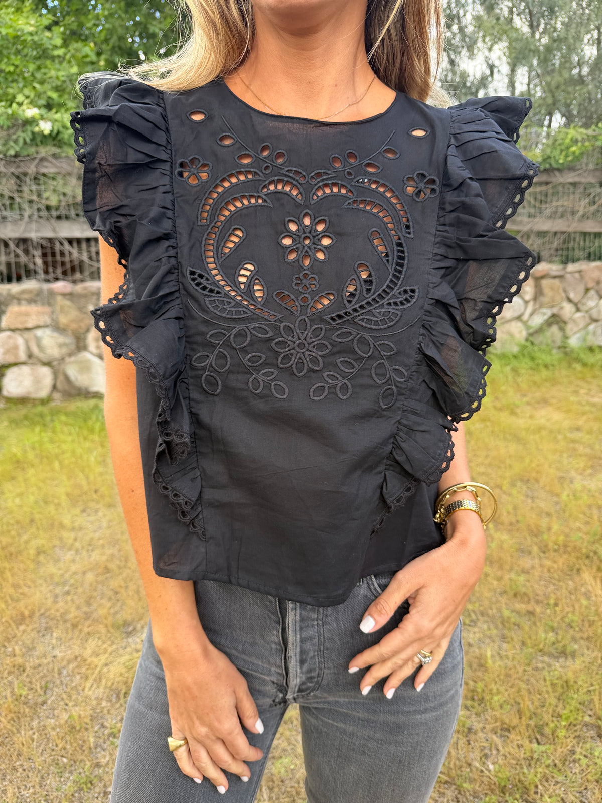 Blusita broderie y vuelitos negra