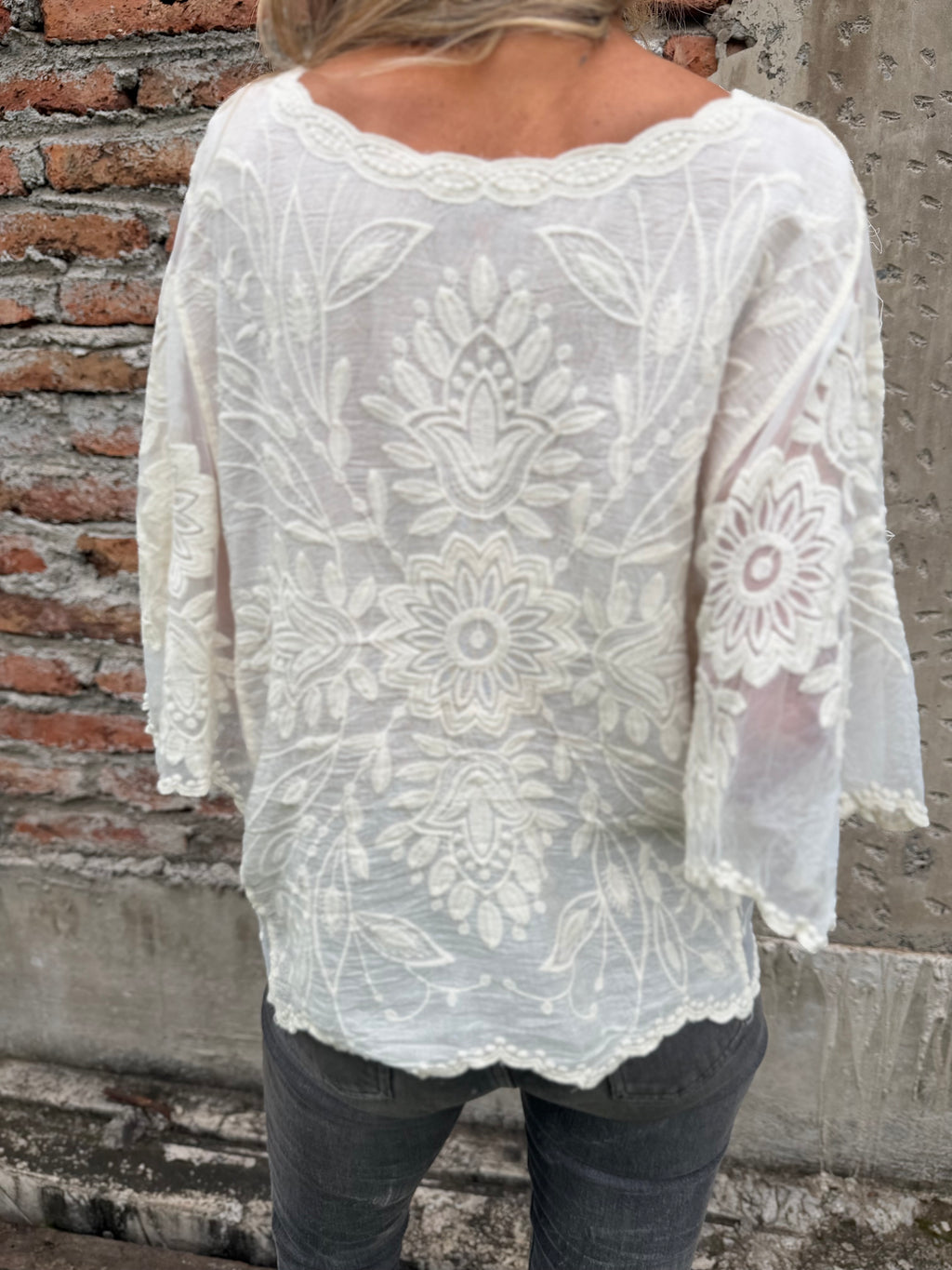 Blusa bordados mangas encaje mantequilla