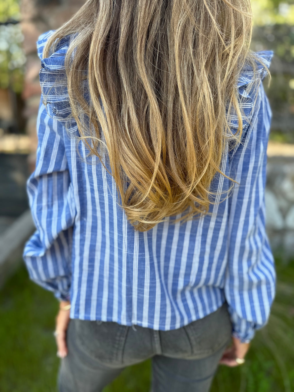 Blusa líneas vuelos y flores azul
