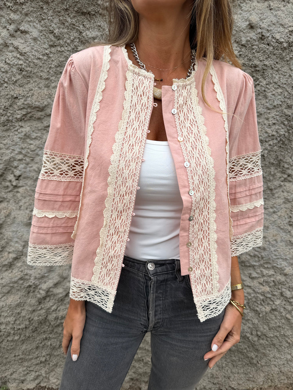 Chaqueta preciosa detalles macramé rosada