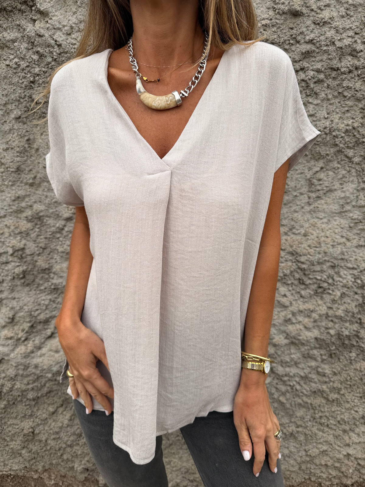 Blusa básica V pinza central gris taupe
