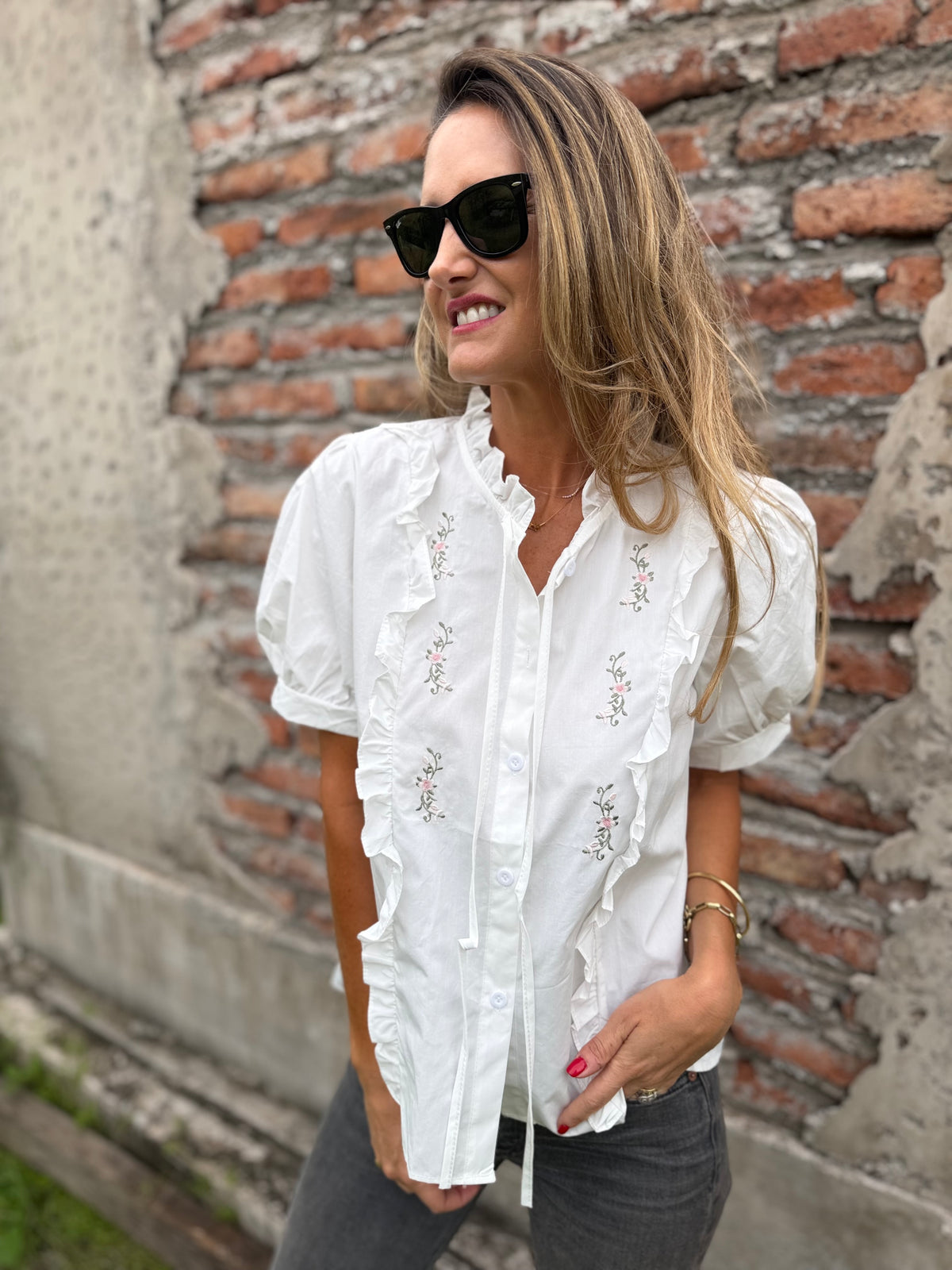 Blusa bordados mangas abullonadas blanca