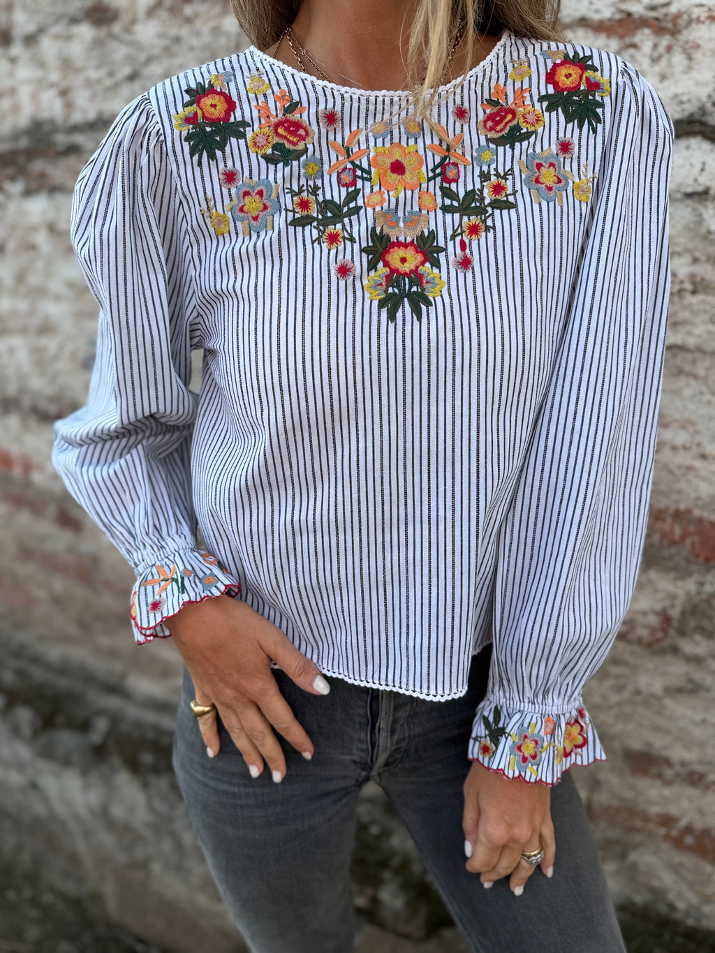 Blusa mangas vuelos floreados negra