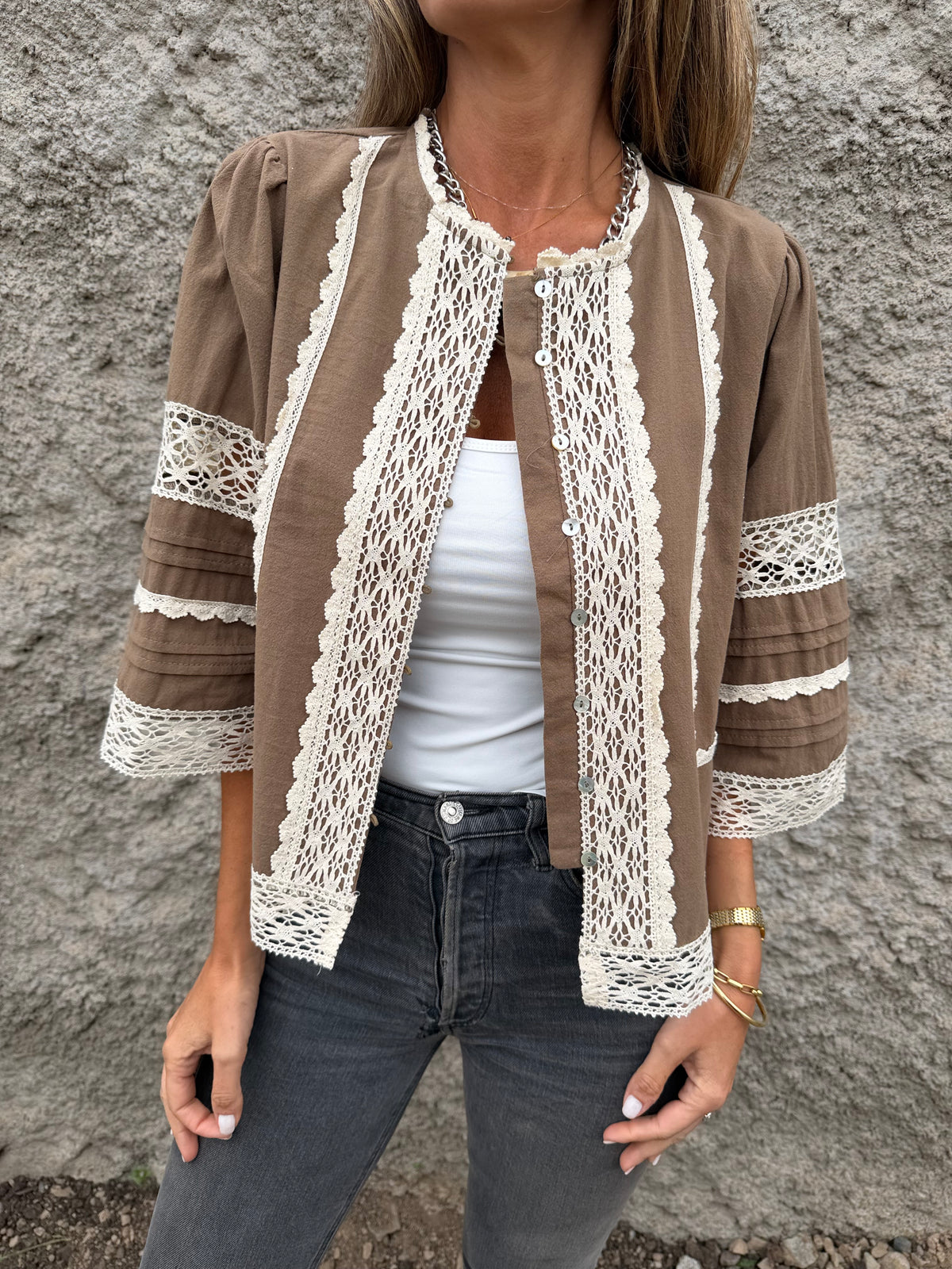 Chaqueta preciosa detalles macramé café