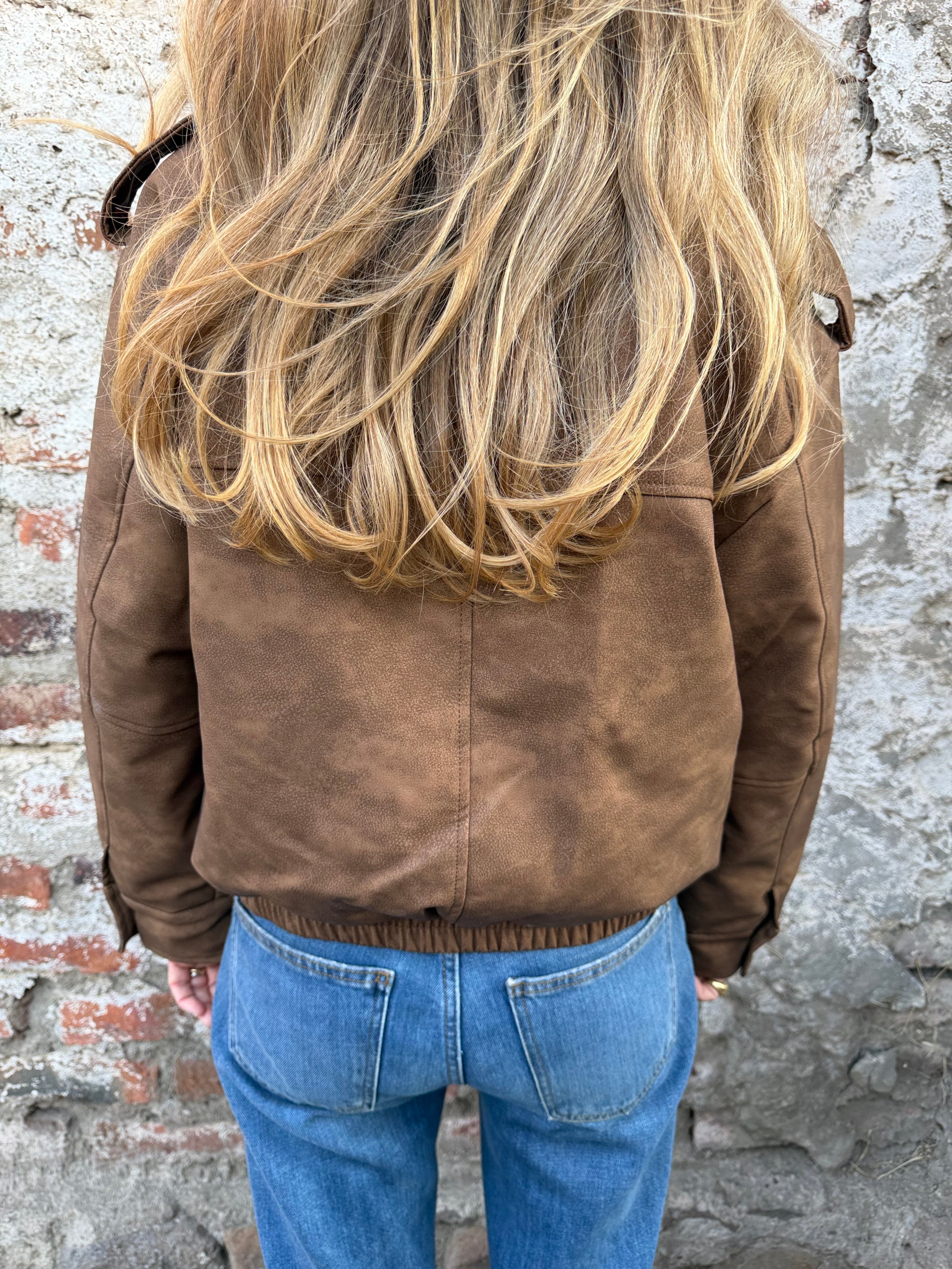 Chaqueta acolchada ecocuero opaco cuello removible piel caramelo