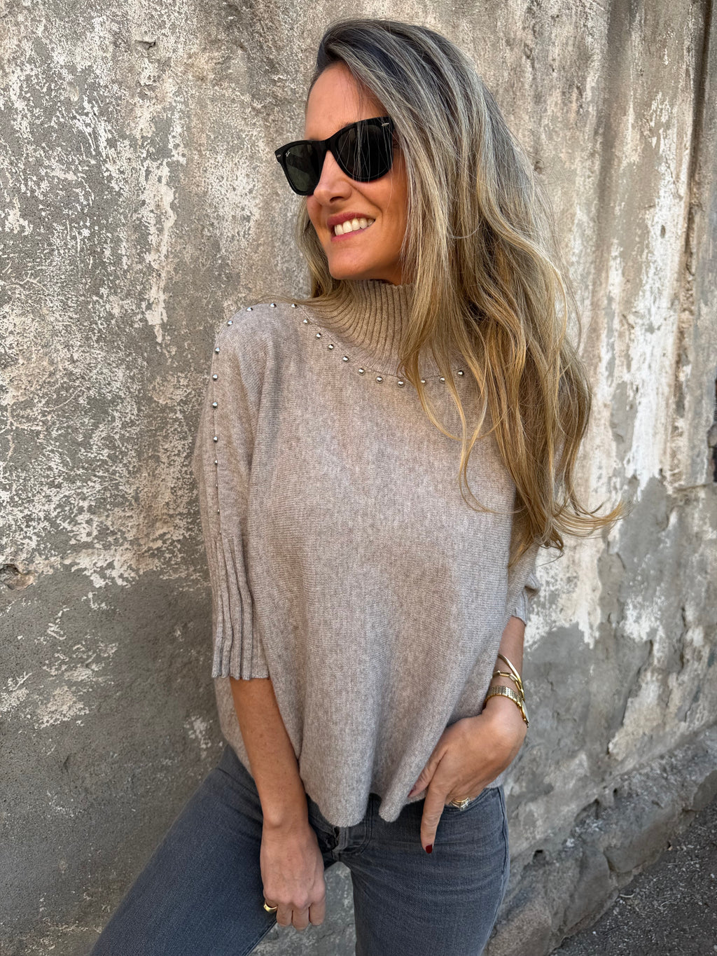 Chaleco medio cuello tachas beige