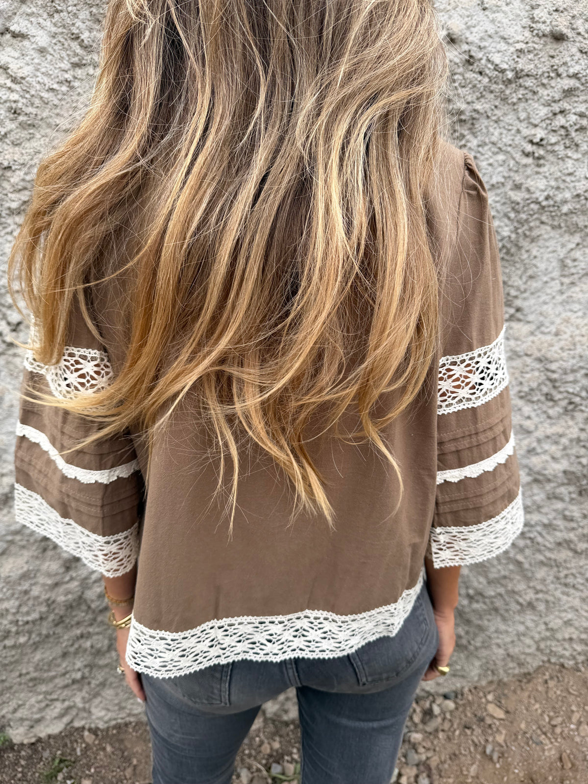 Chaqueta preciosa detalles macramé café