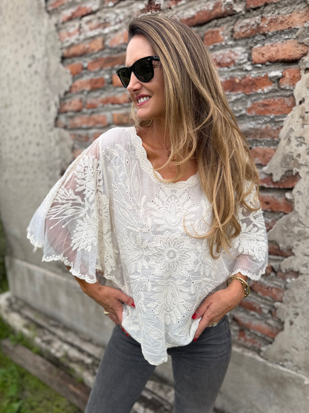 Blusa bordados mangas encaje mantequilla