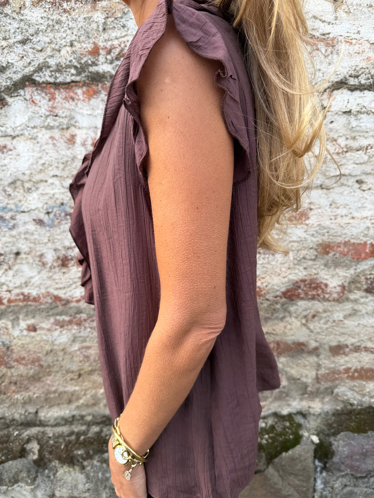 Blusa vuelitos escote central café