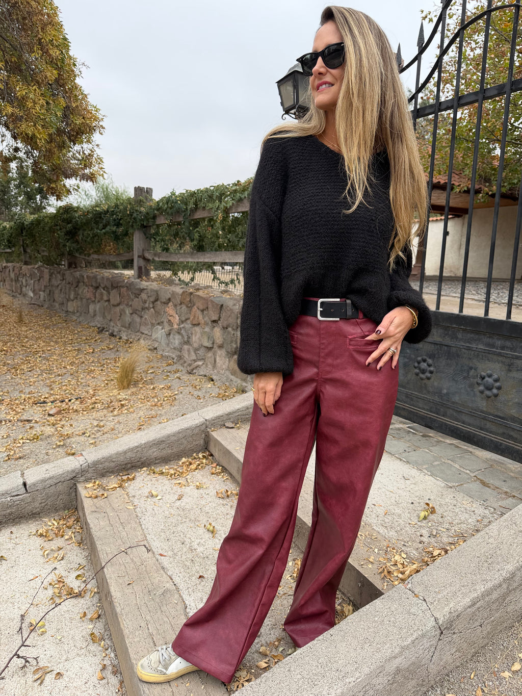 Pantalón ecocuero desgastado premium opaco burdeo