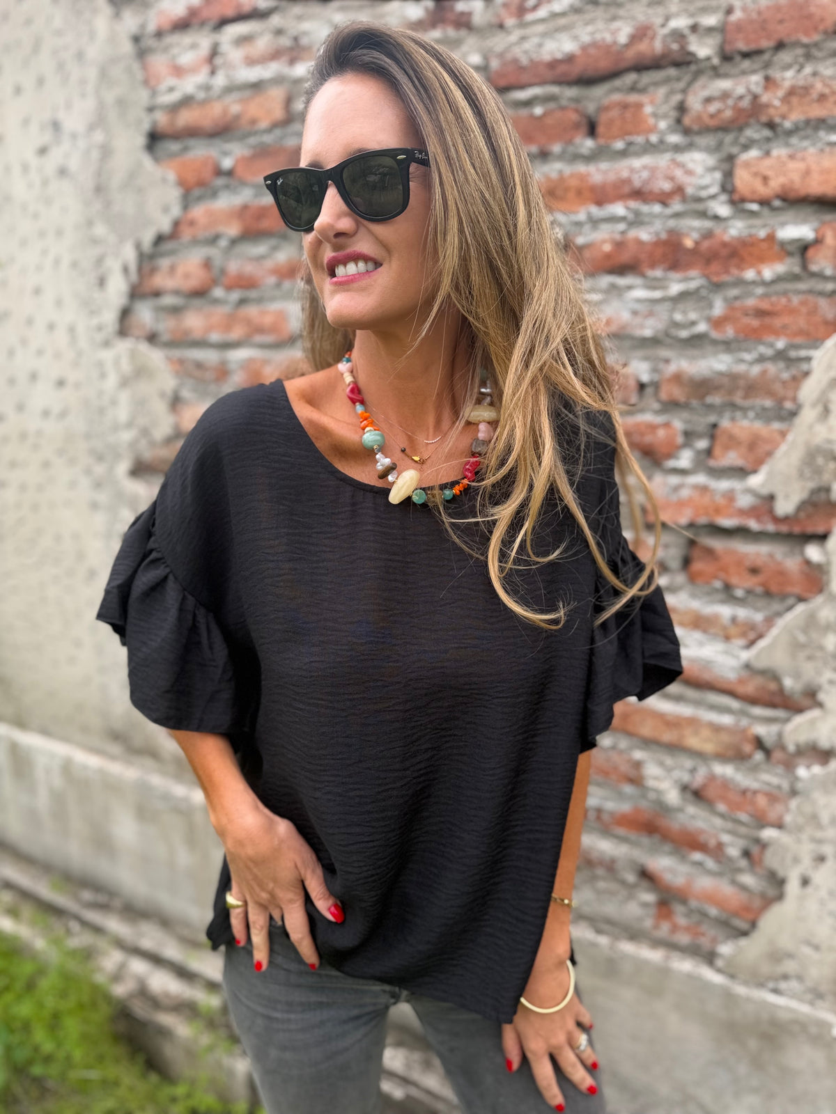 Blusa cuello subido volados negro
