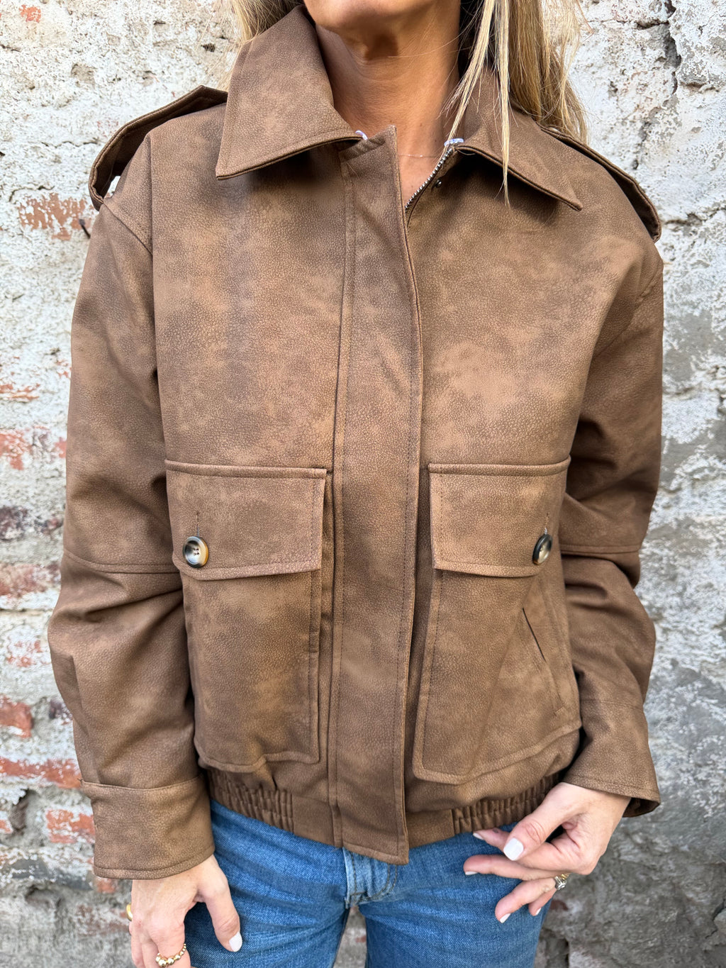 Chaqueta acolchada ecocuero opaco cuello removible piel caramelo