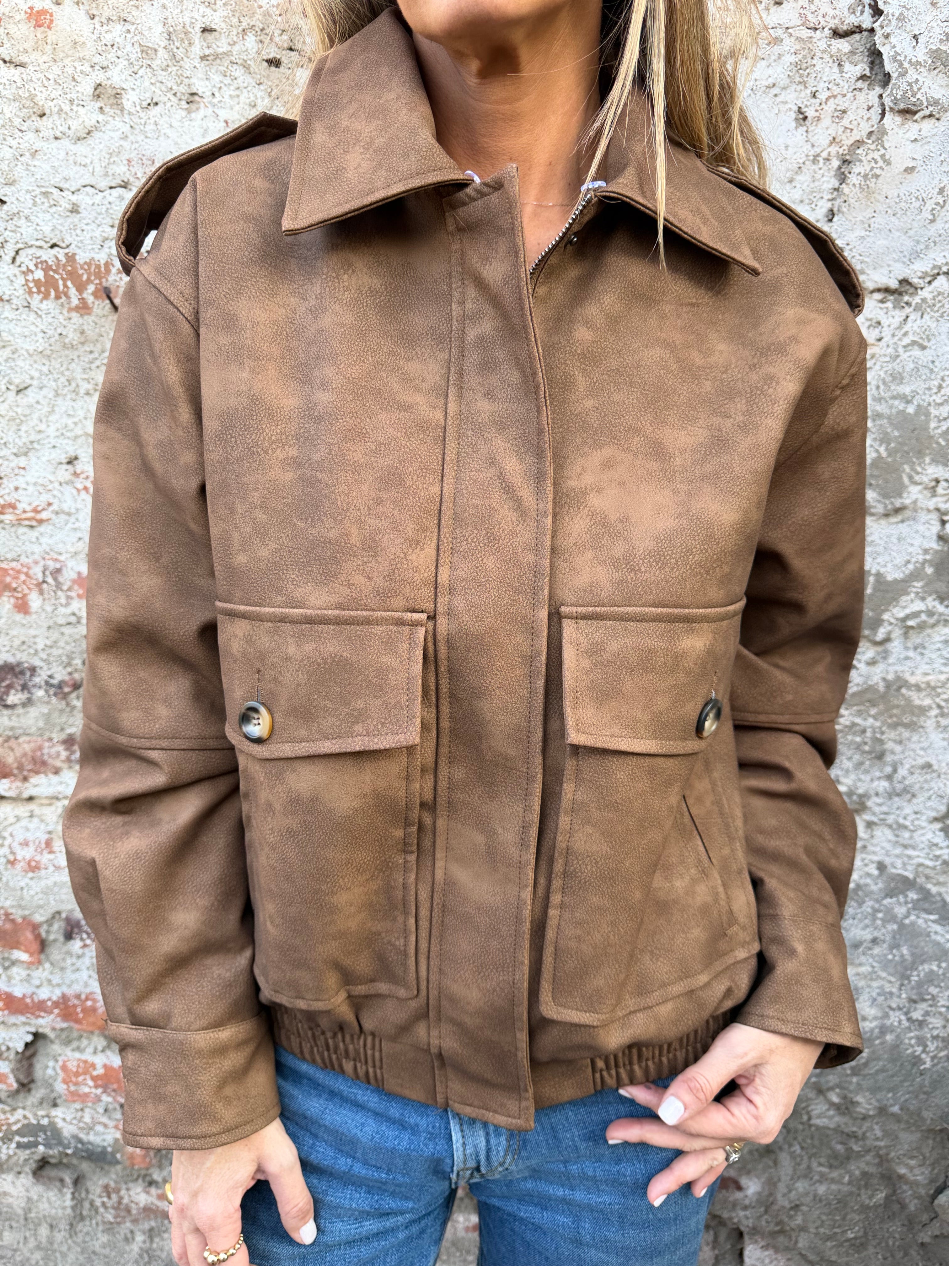 Chaqueta acolchada ecocuero opaco cuello removible piel caramelo