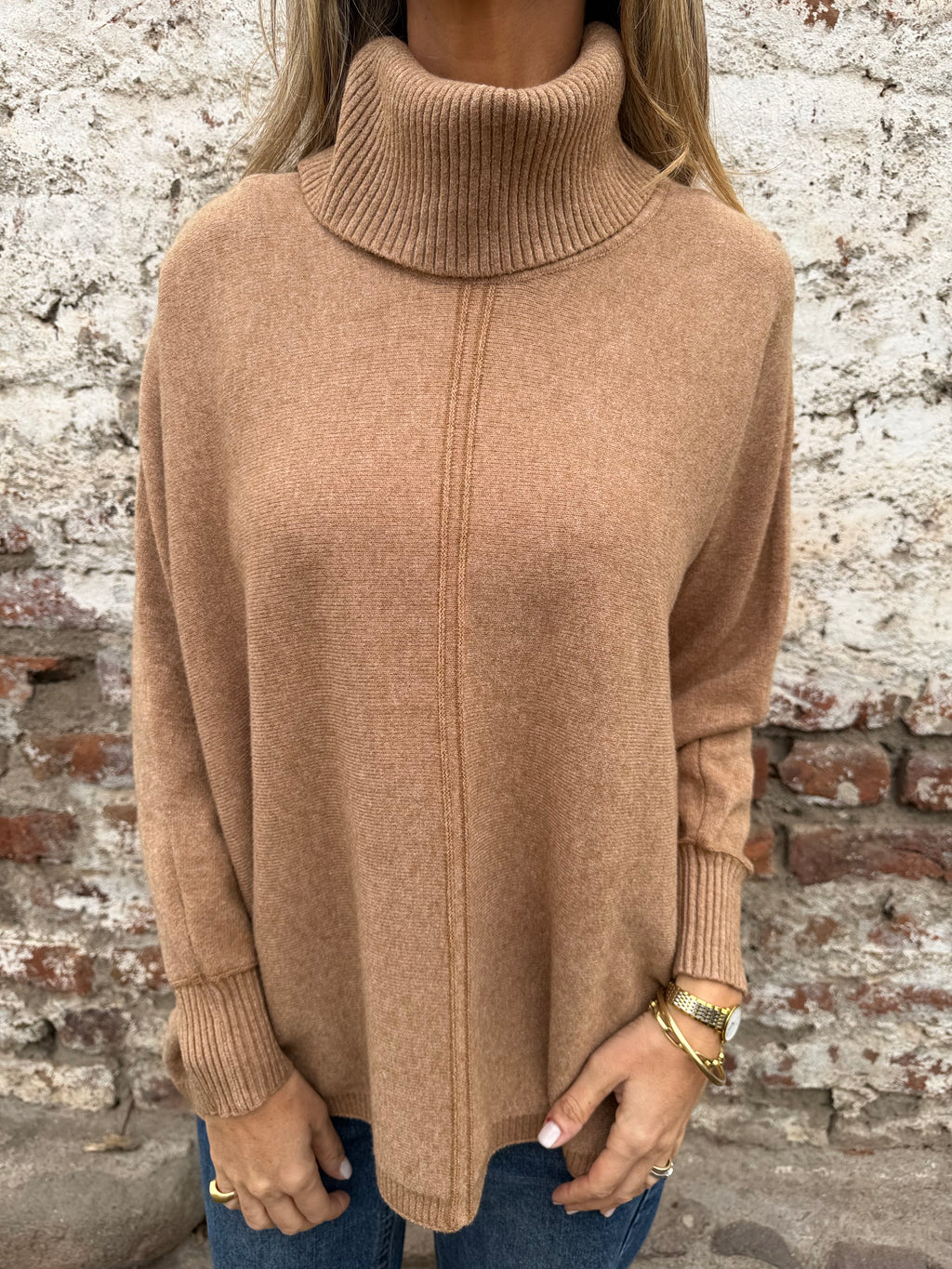 Cuello alto ribetes plateados camel