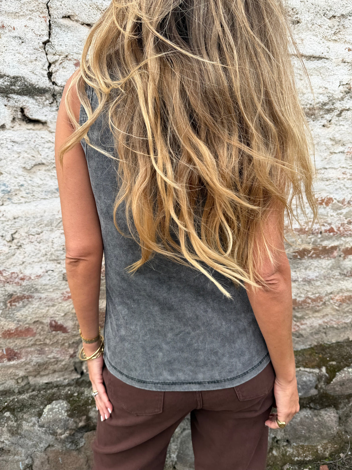 Polera tachas deslavada gris