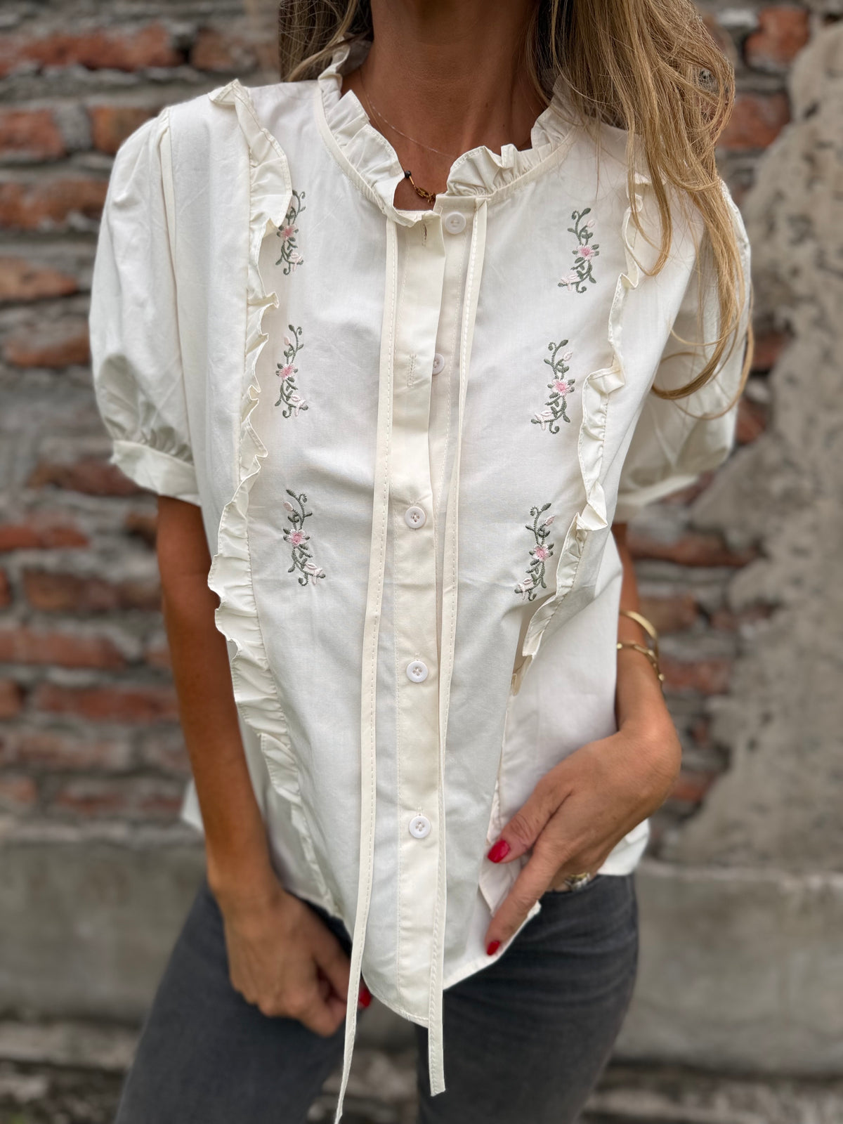 Blusa bordados mangas abullonadas beige claro