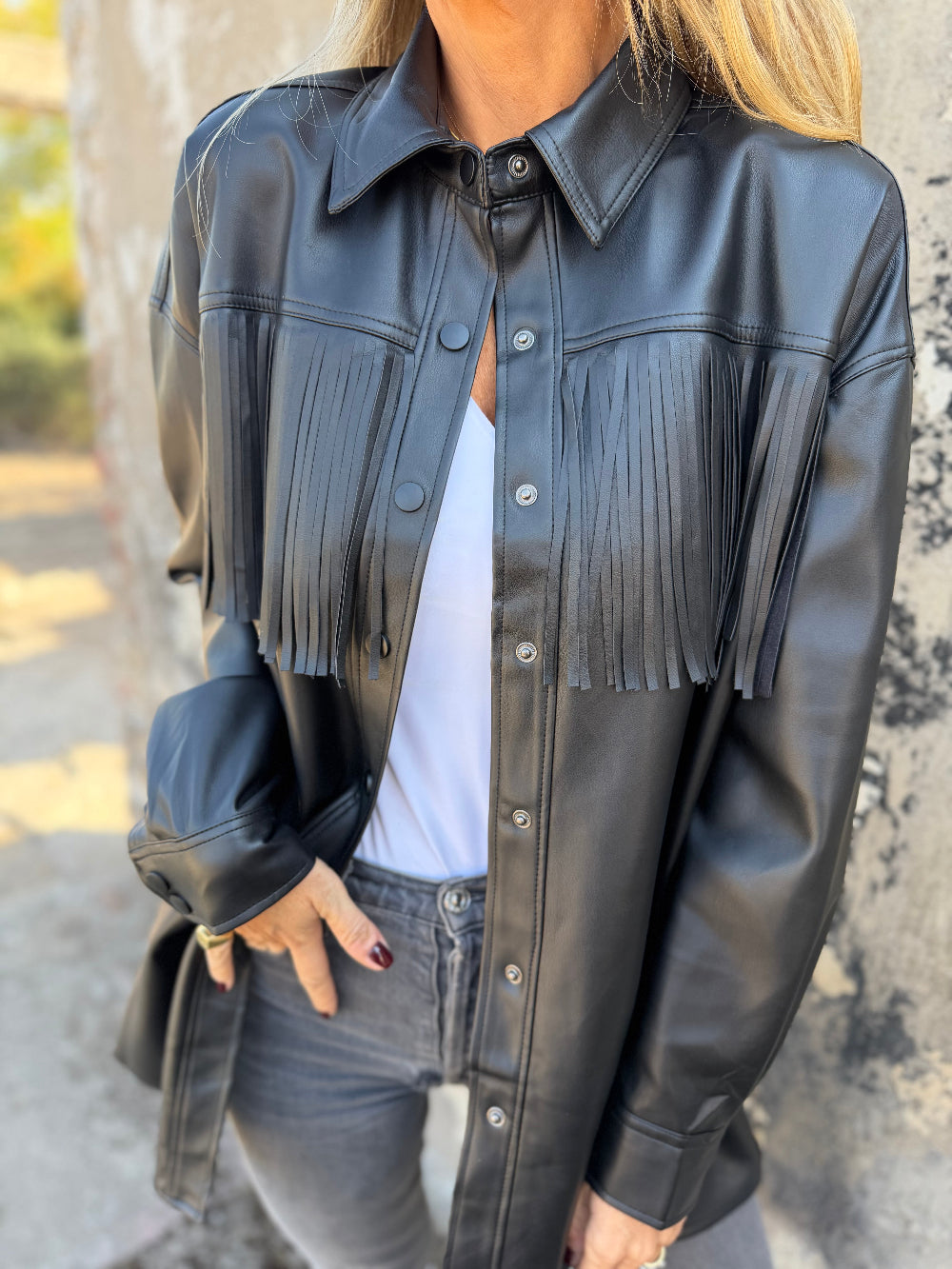 Chaqueta ecocuero opaco flecos negra