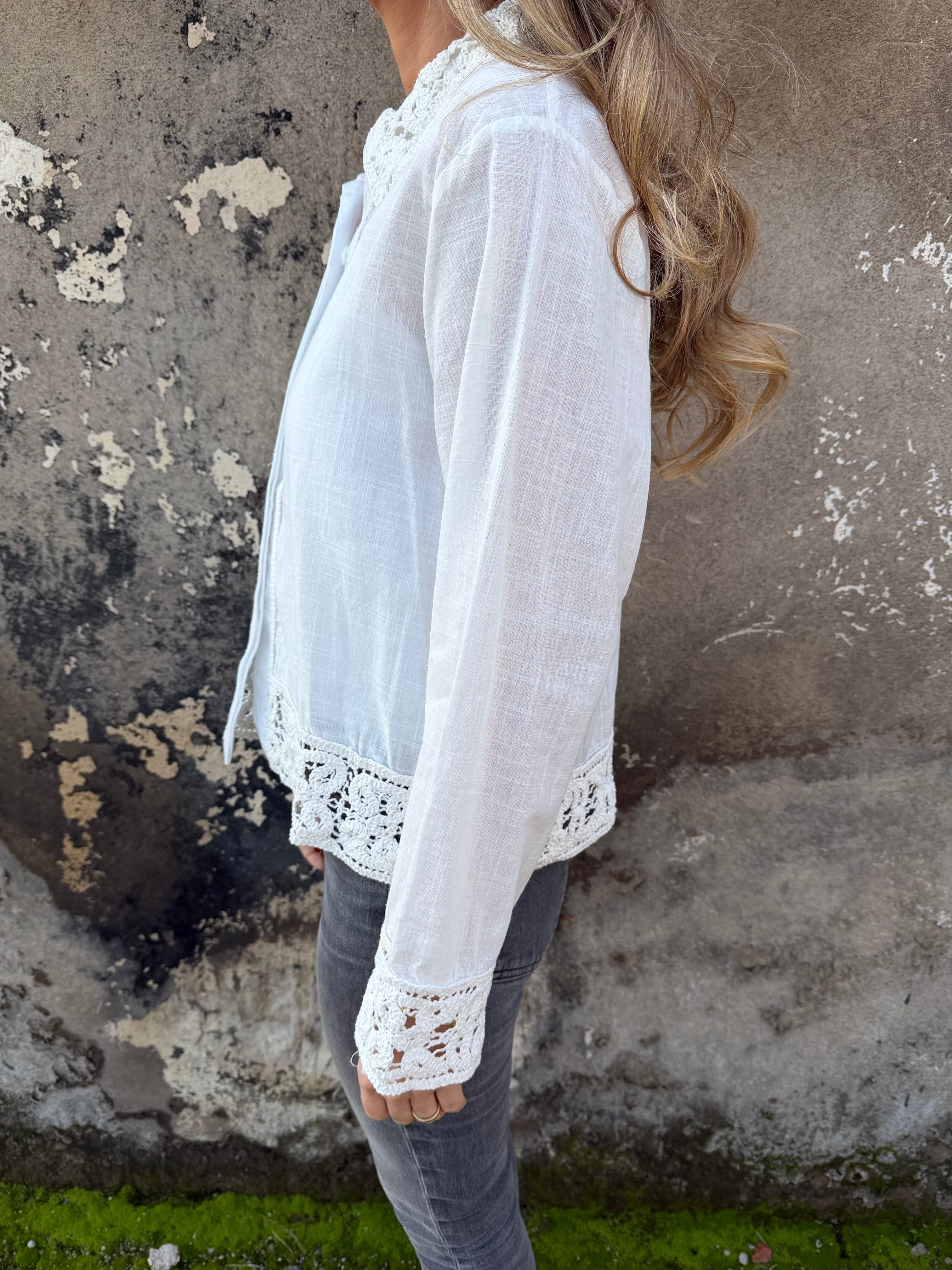 Blusa linoto y macramé blanco