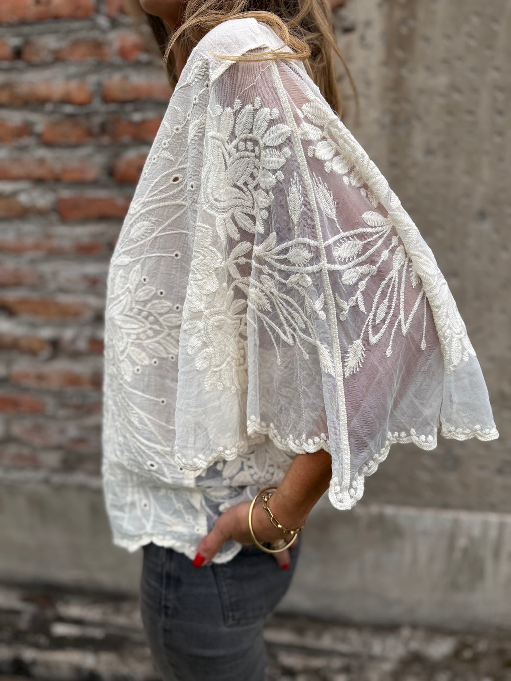 Blusa bordados mangas encaje mantequilla