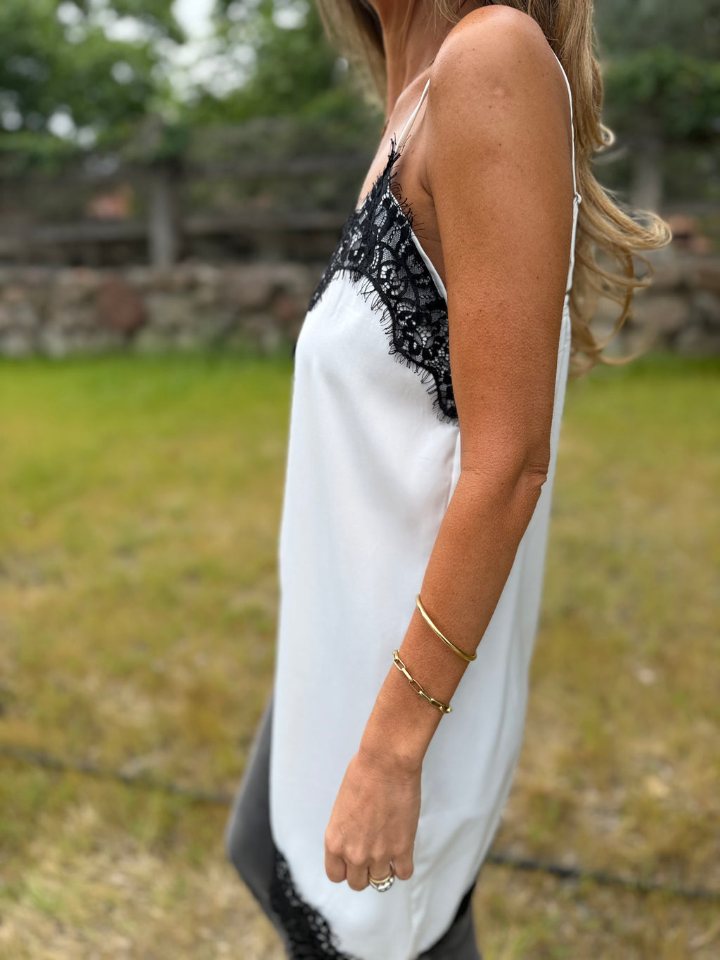 Blusa raso encaje irregular blanca