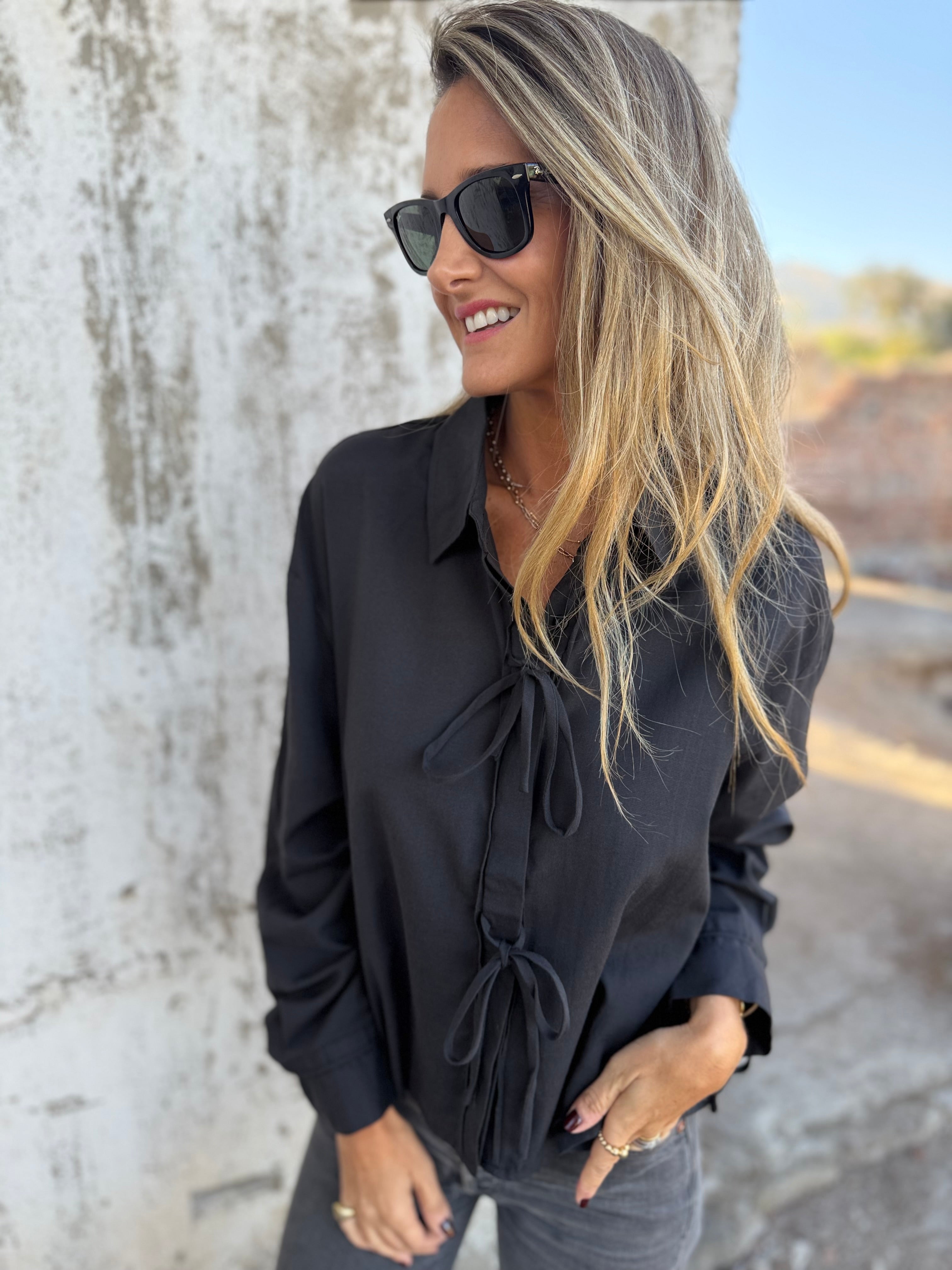 Blusa amarritas y botones escondidos negra