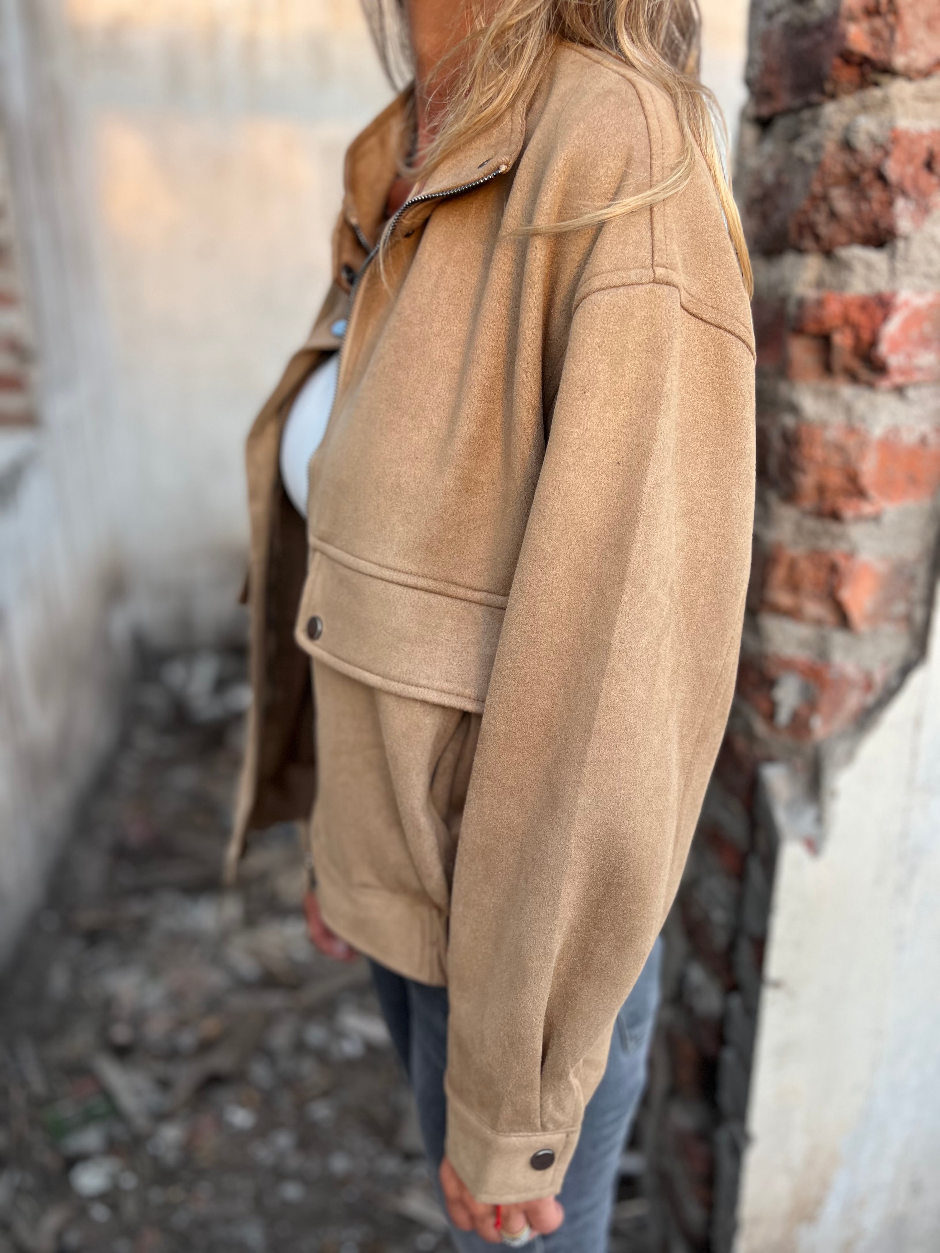 Chaqueta suede bolsillo grande camel