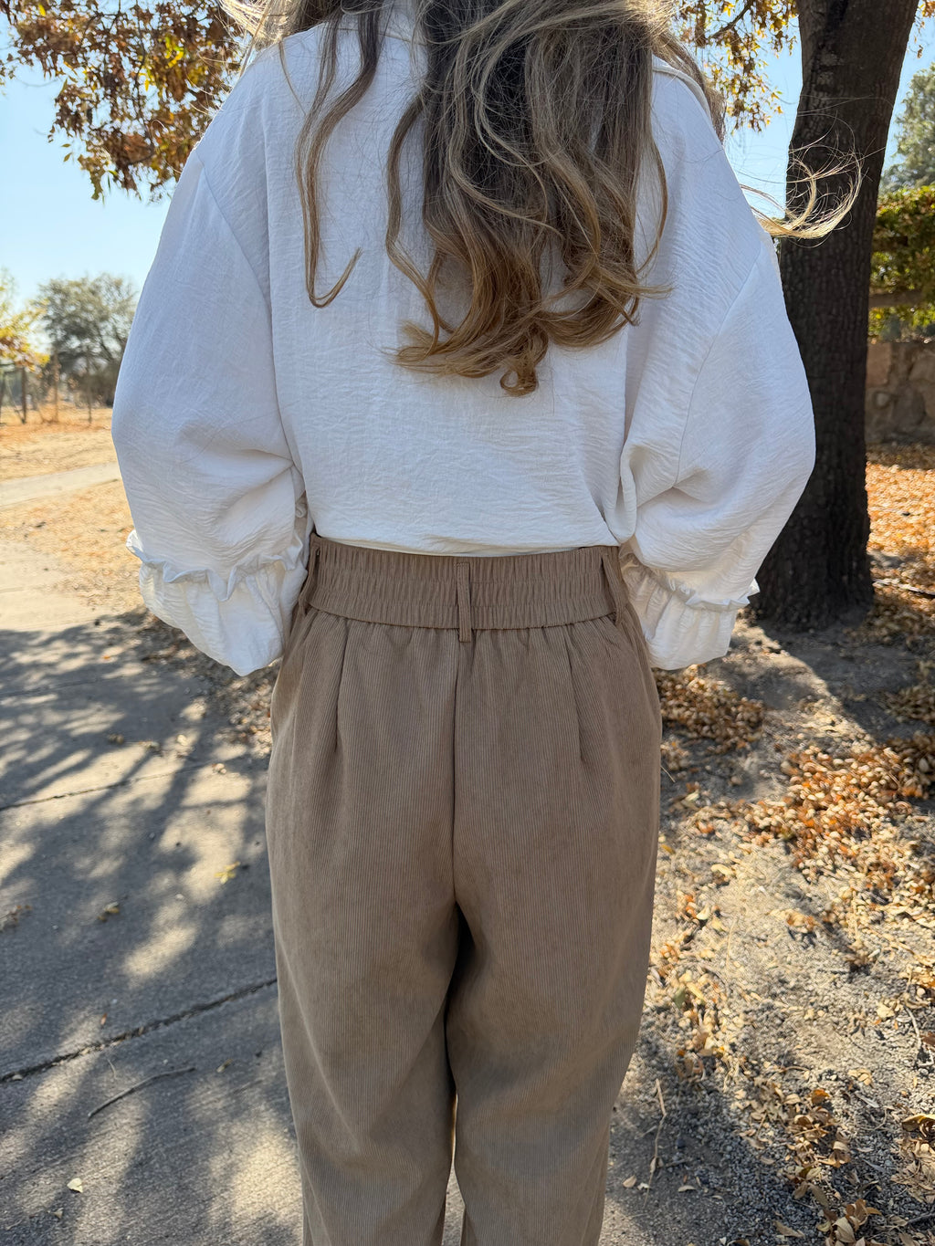 Pantalón sastre cotelé delgado + cinturón beige oscuro