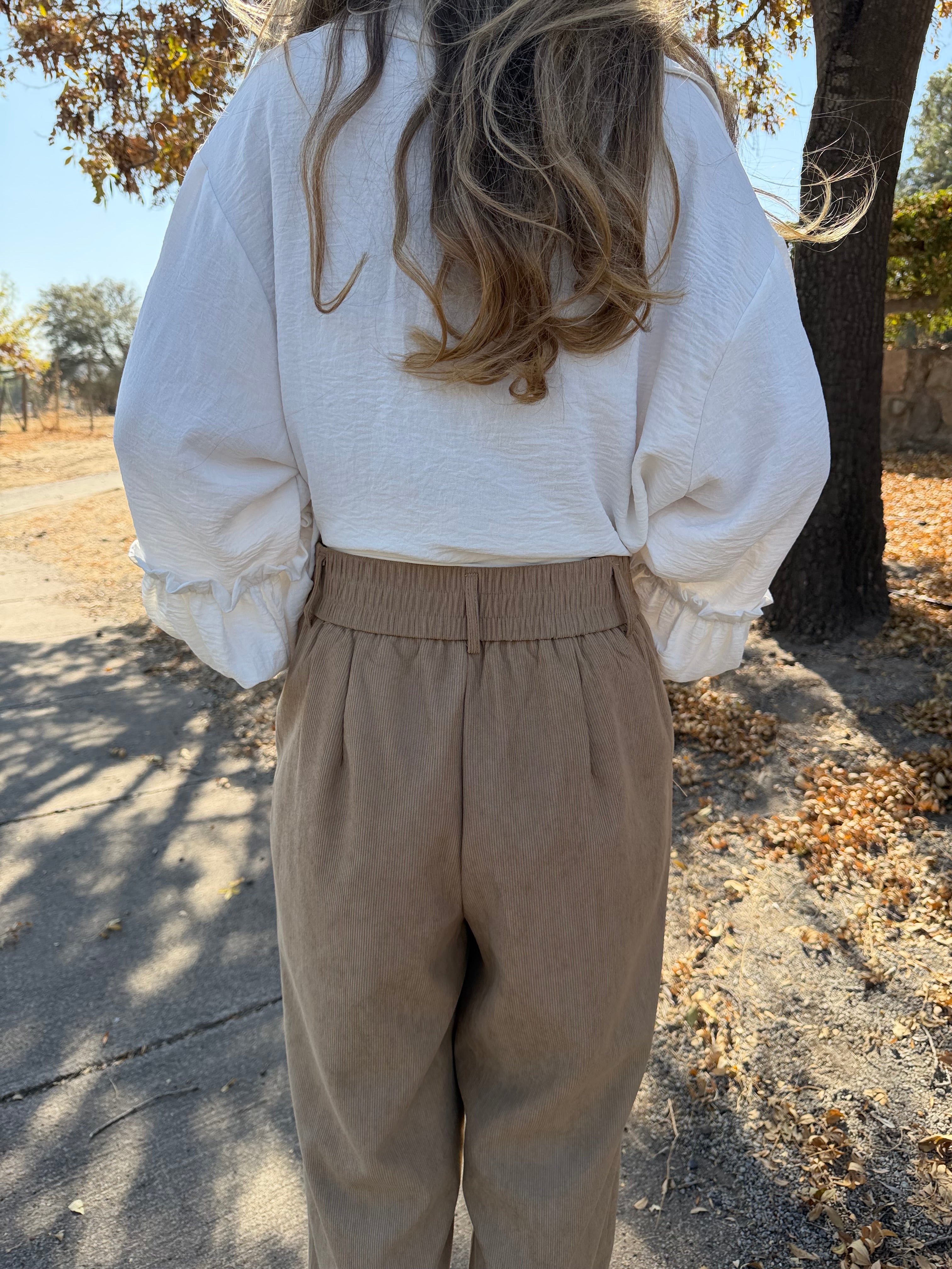 Pantalón sastre cotelé delgado + cinturón beige oscuro
