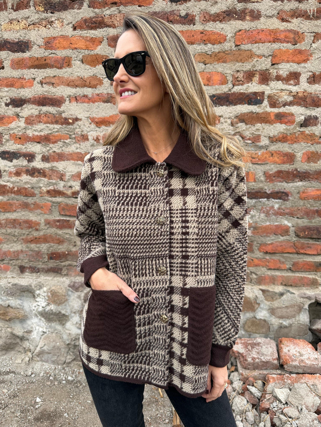 Chaqueta paño diseños botones dorados café
