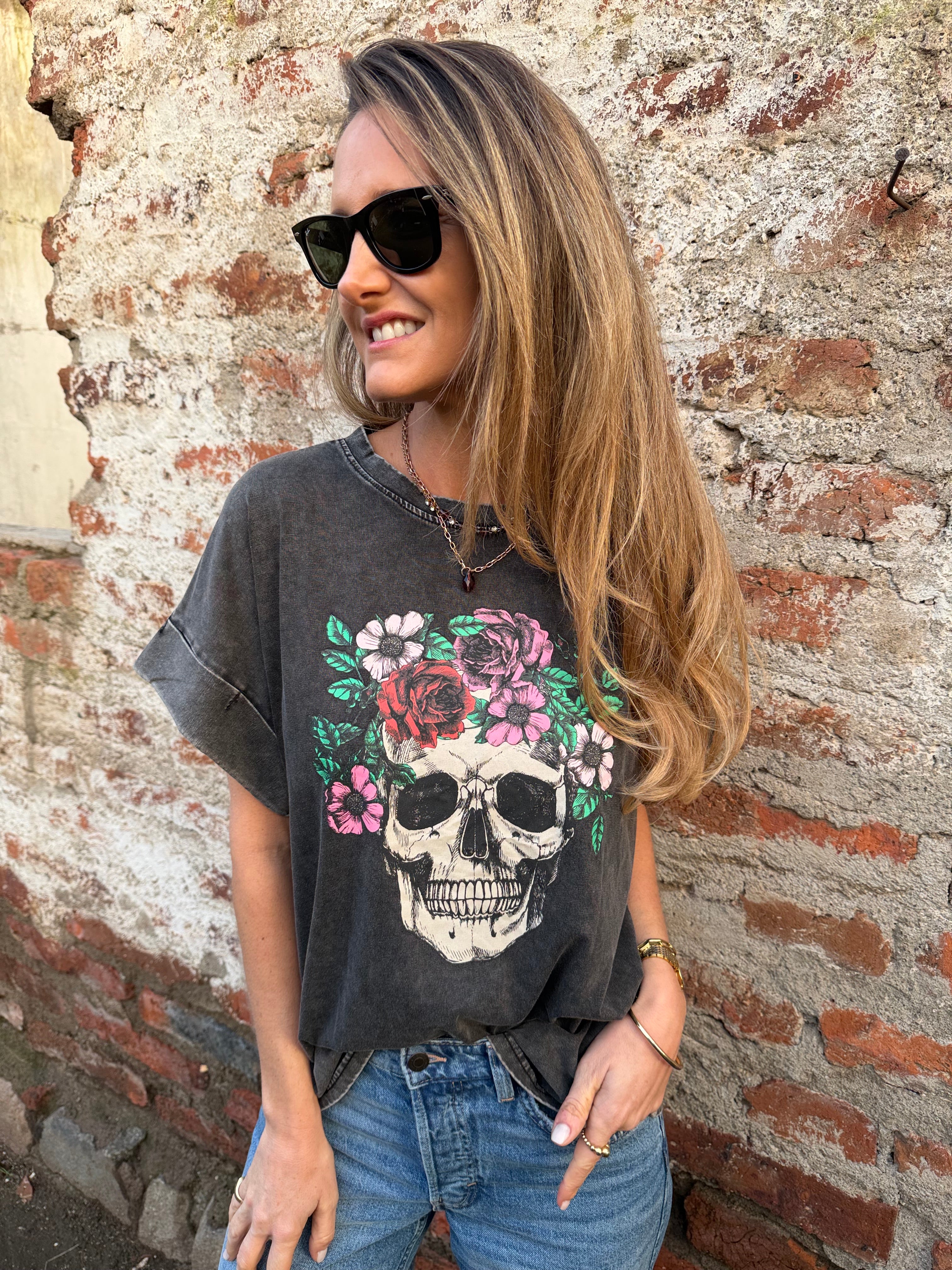 Polera calavera flores negra