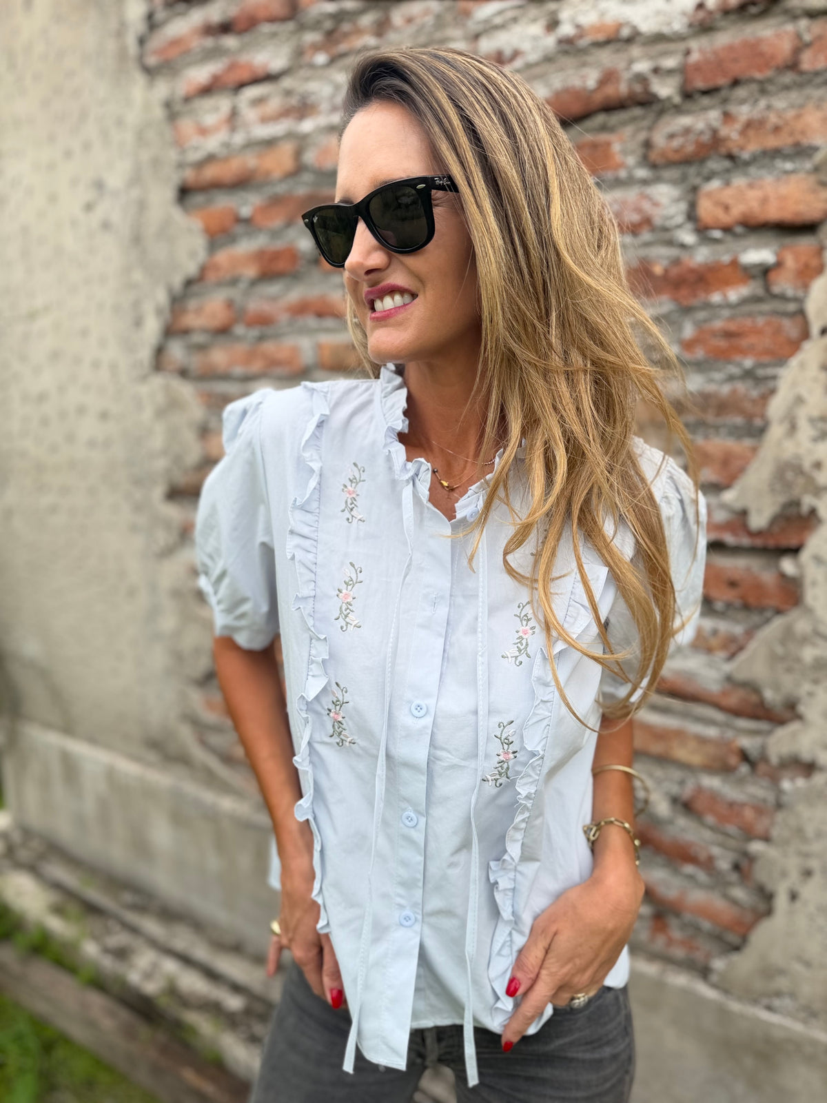 Blusa bordados mangas abullonadas celeste claro