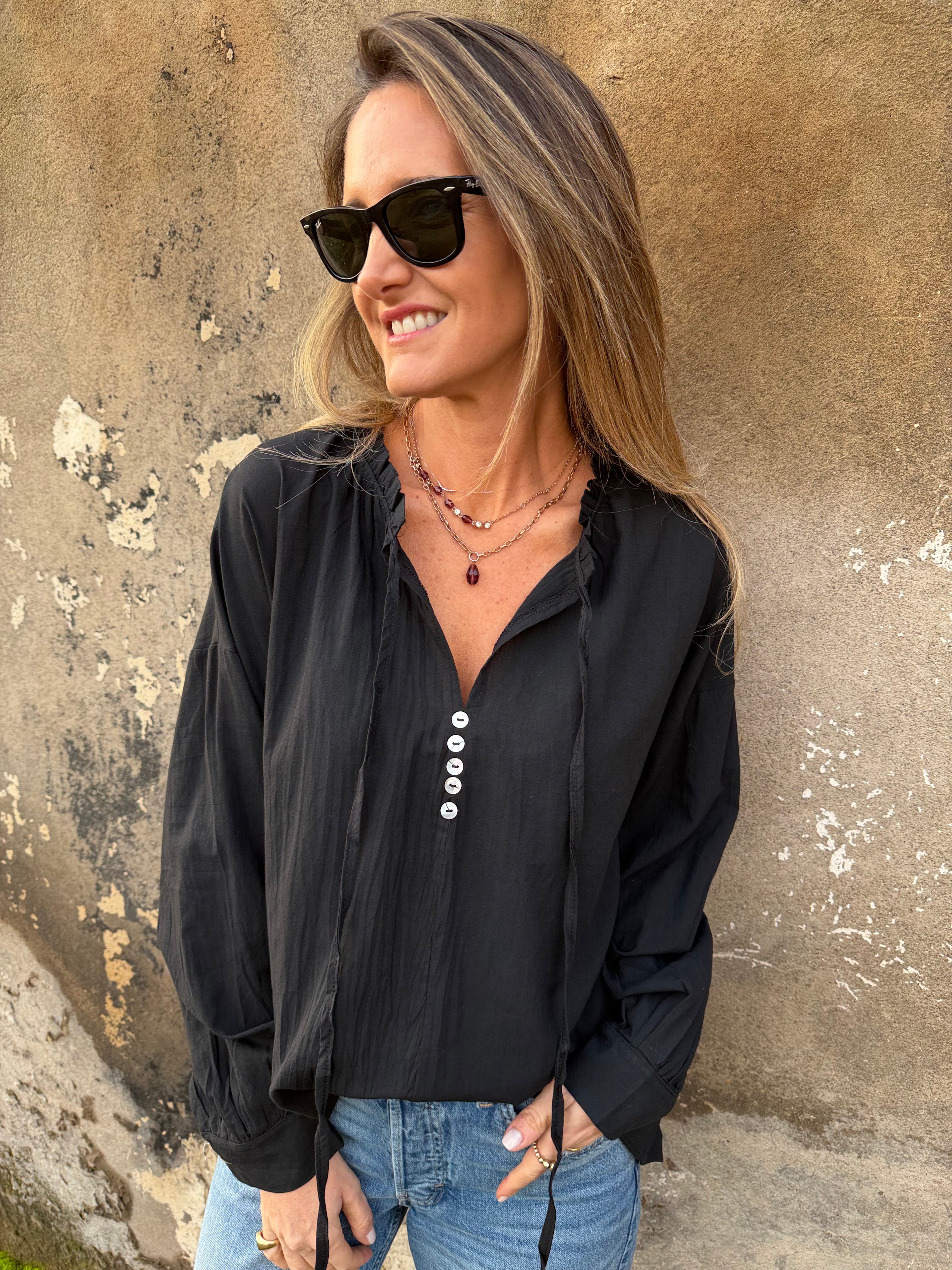 Blusa botones concha perla negra