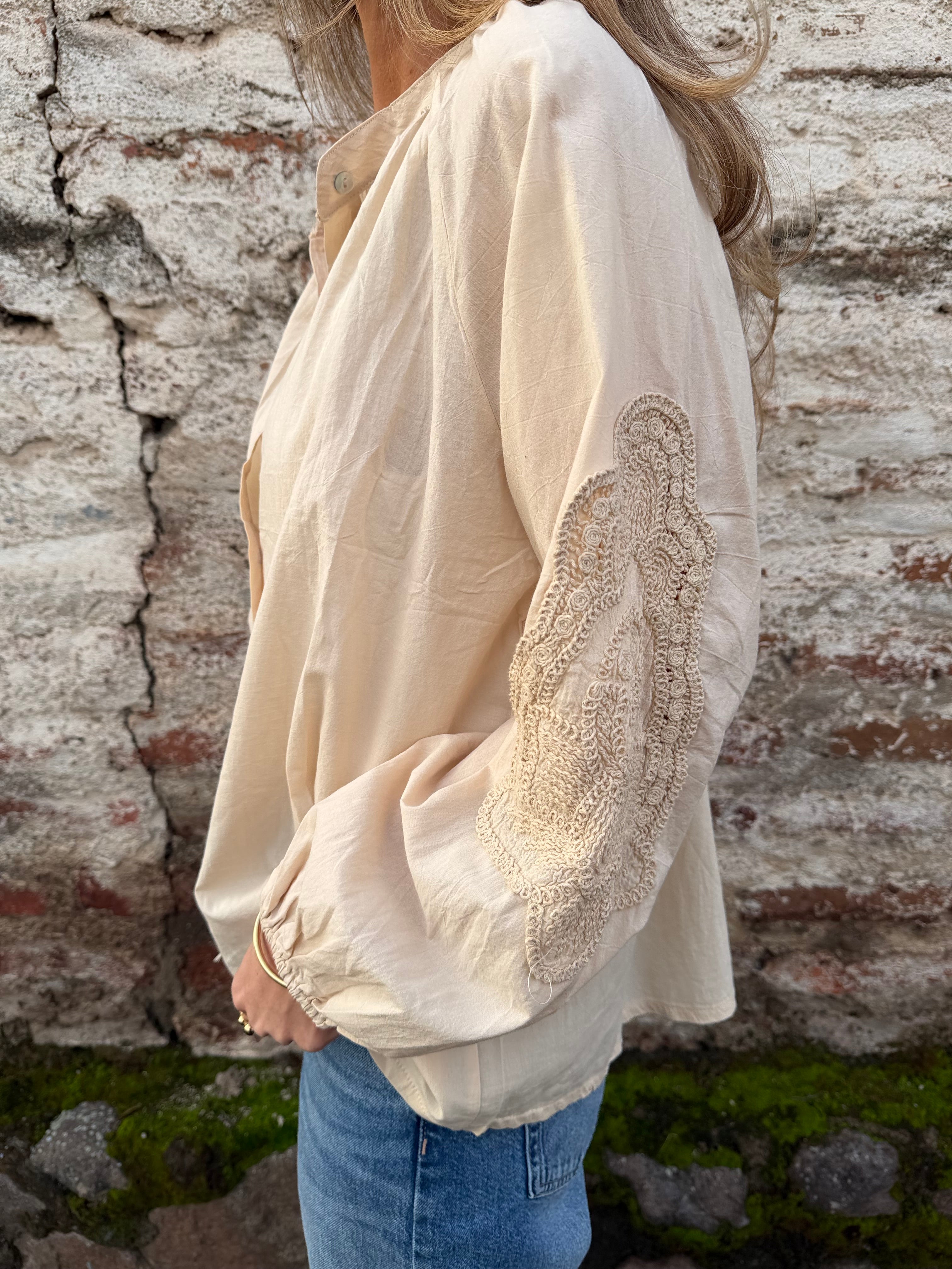 Blusa manga globo bordados beige