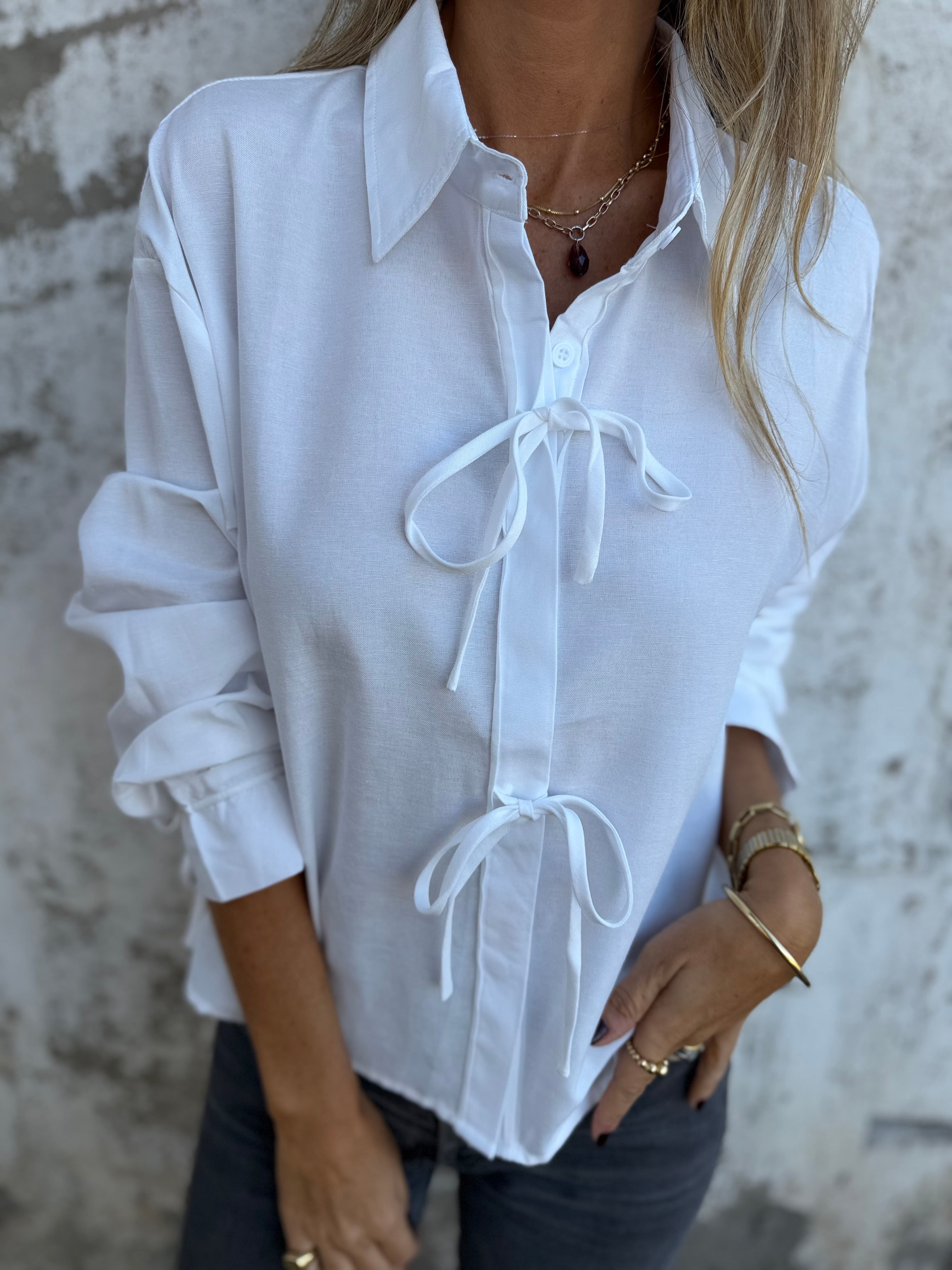 Blusa amarritas y botones escondidos blanca