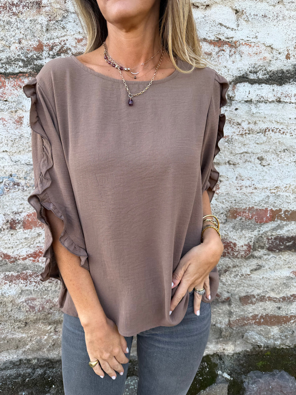 Blusa crep vuelitos mangas café