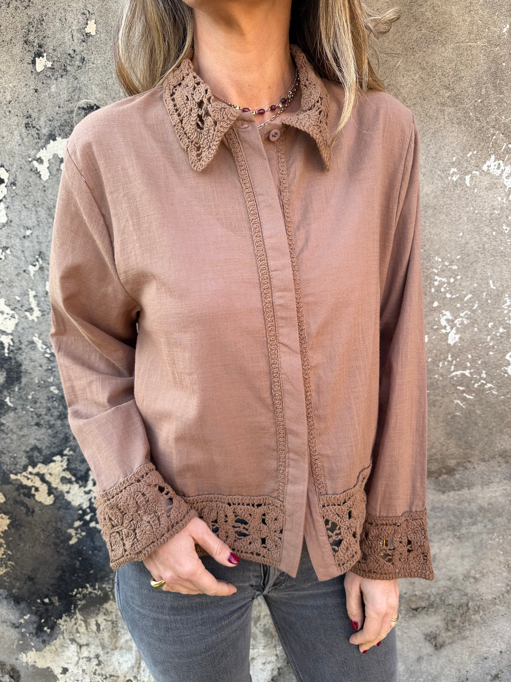 Blusa linoto y macramé café