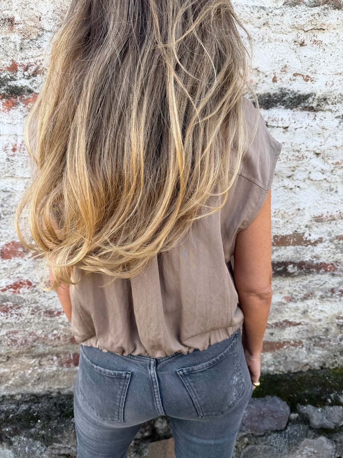 Blusa tipo chaqueta sin manga taupe