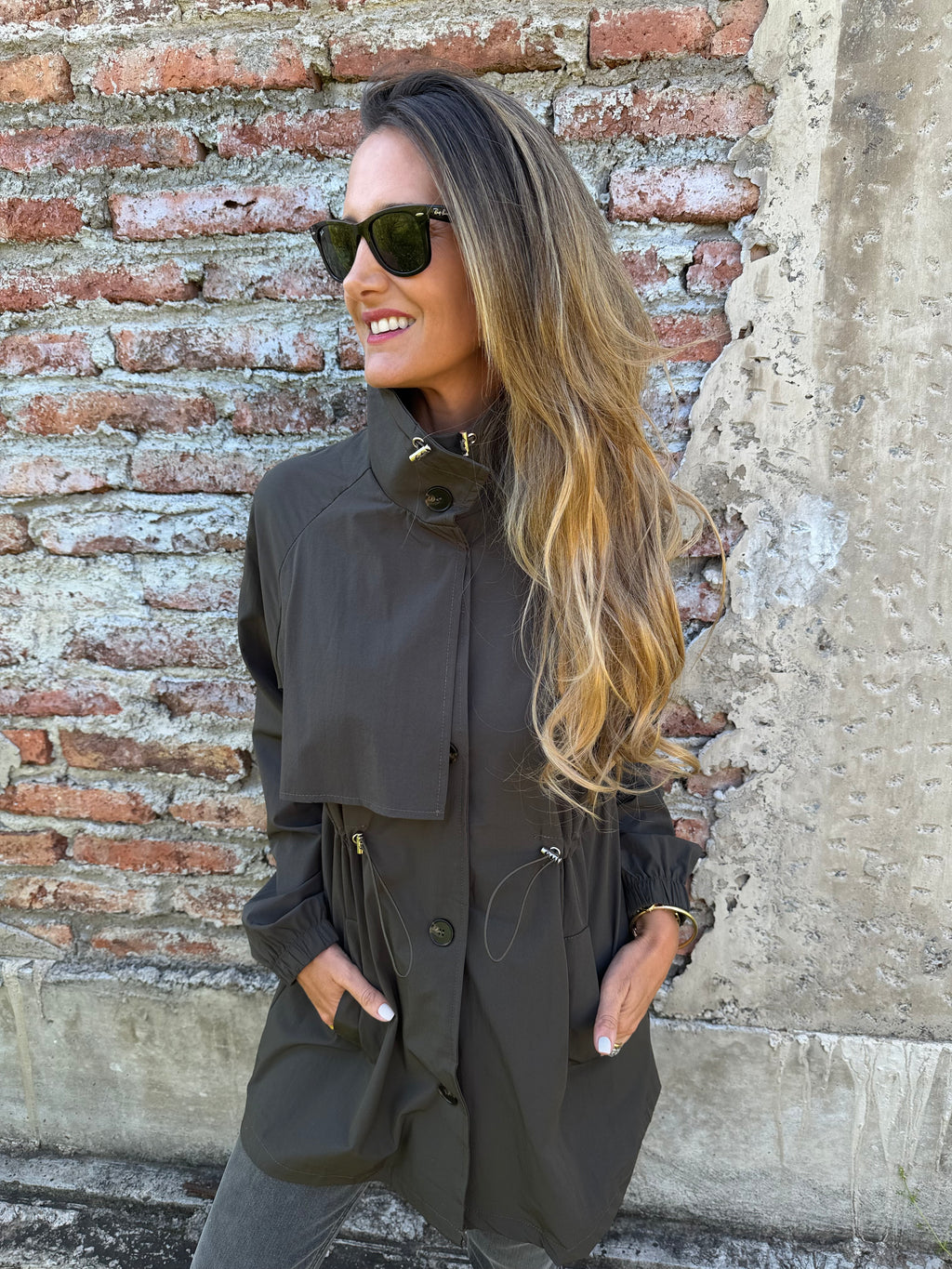 Trench corta viento café moro