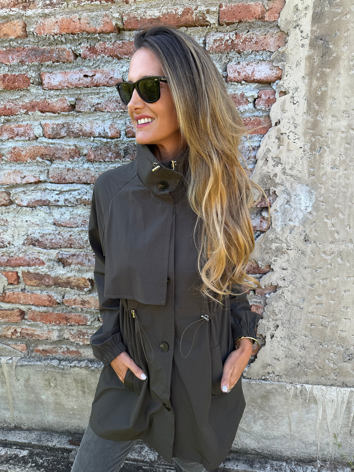 Trench corta viento café moro