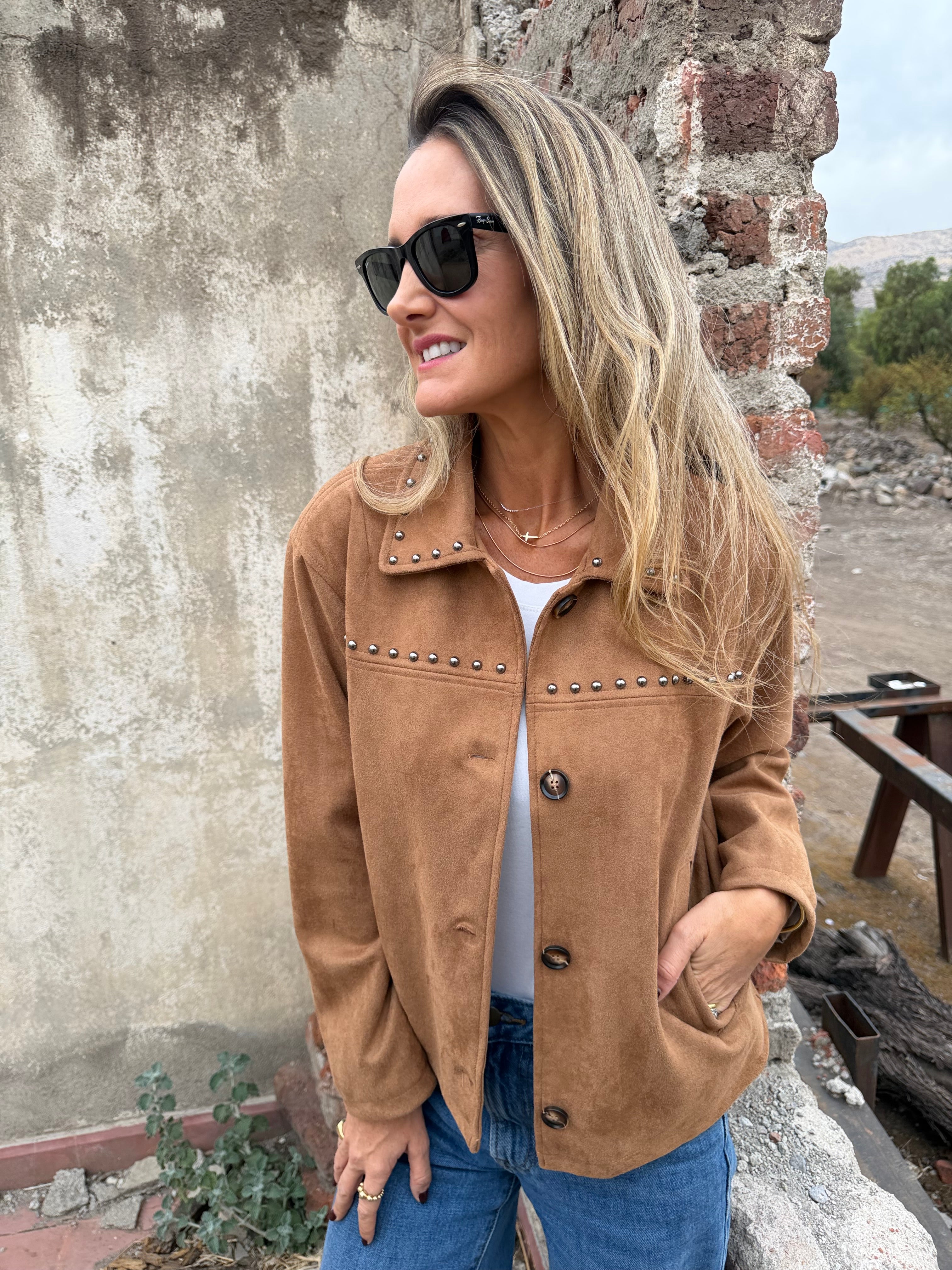 Chaqueta suede tachitas camel