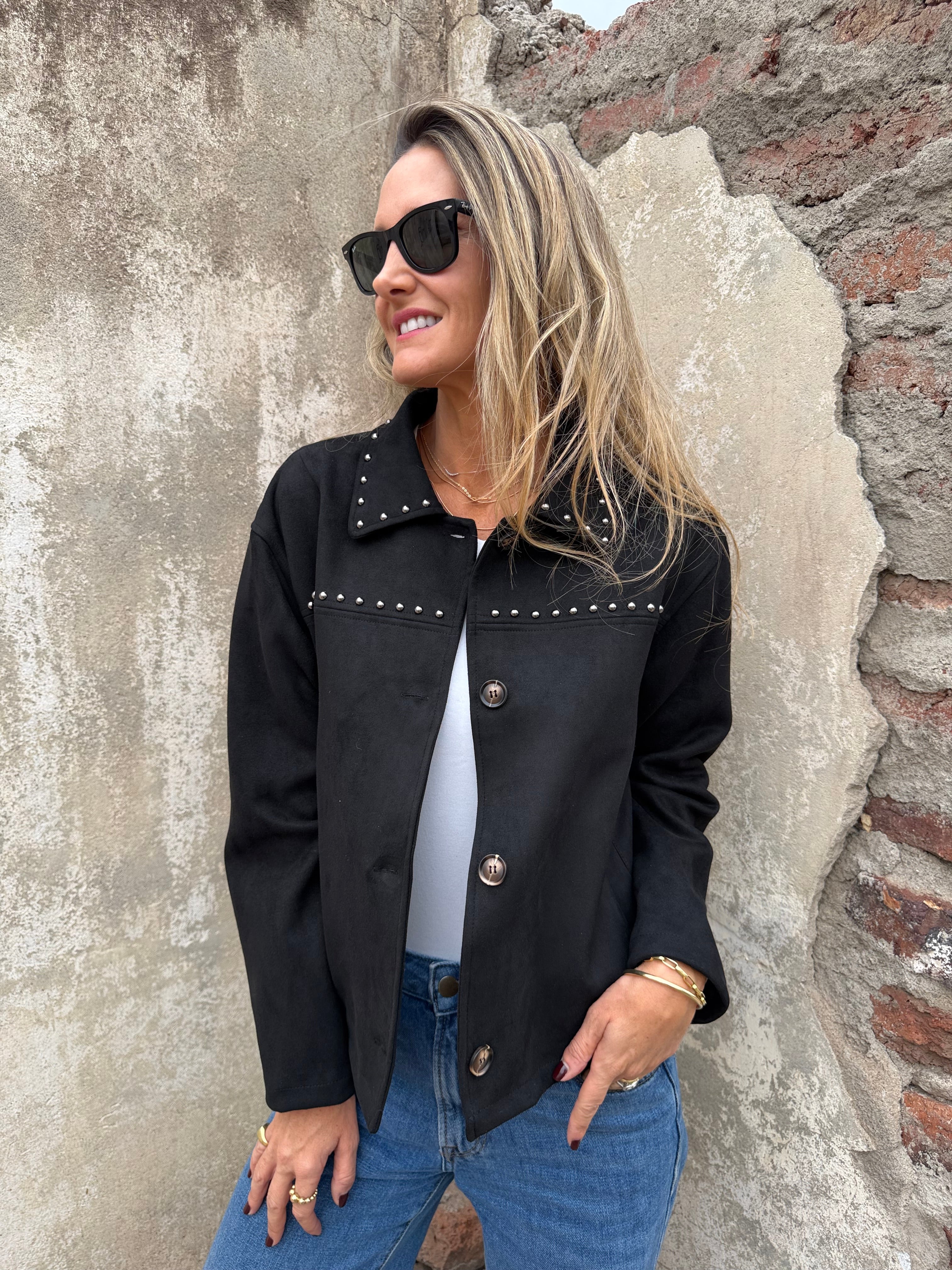 Chaqueta suede tachitas negra